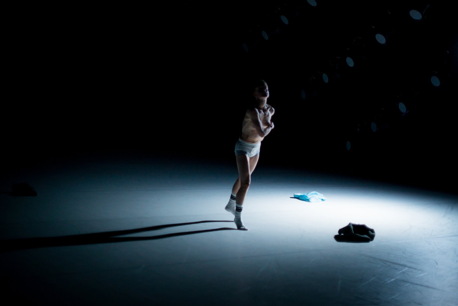 Alexandre — scénographie et lumière : Florian Leduc. Mise en scène : Pol Pi, 2018. Photo 5 sur 8.