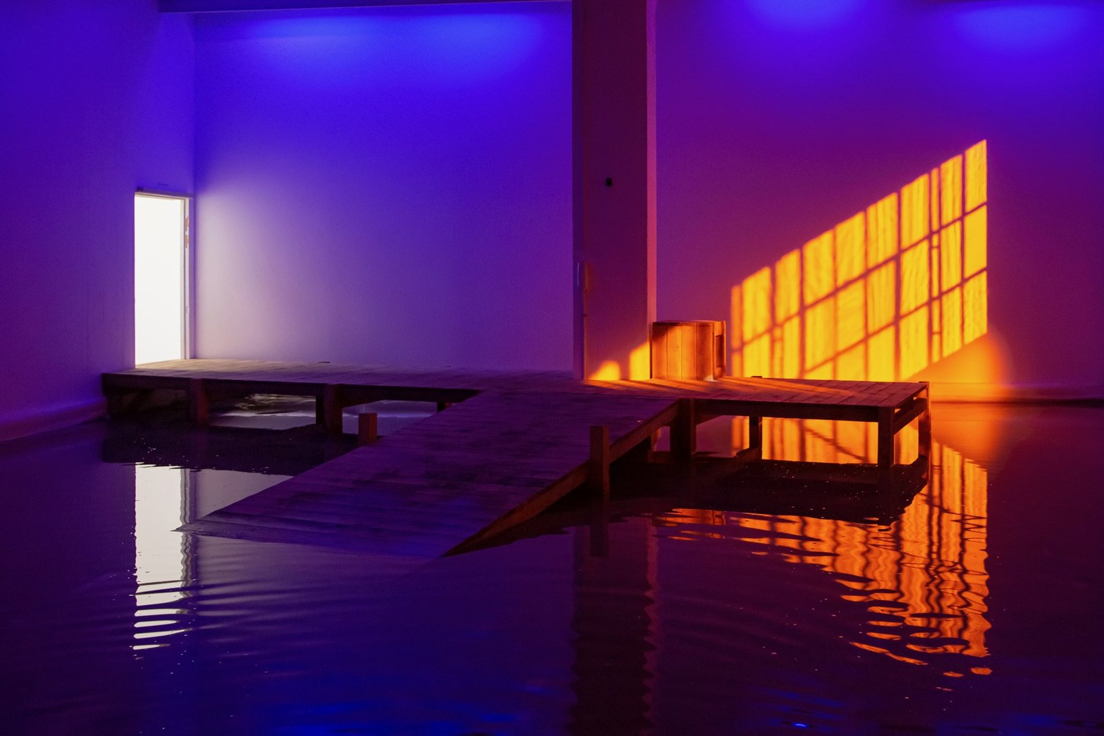 Aussitôt mort — scénographie et lumière : Florian Leduc. Mise en scène : Rémi Dufay, 2022. Photo 1 sur 11.