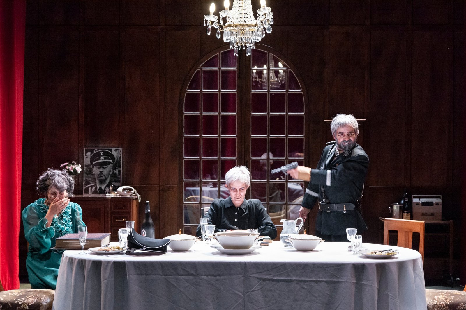 Avant la retraite — set & lighting design by Florian Leduc, directed by Marion Duval · Camille Mermet · Aurélien Patouillard, 2020, photo 4 of 6