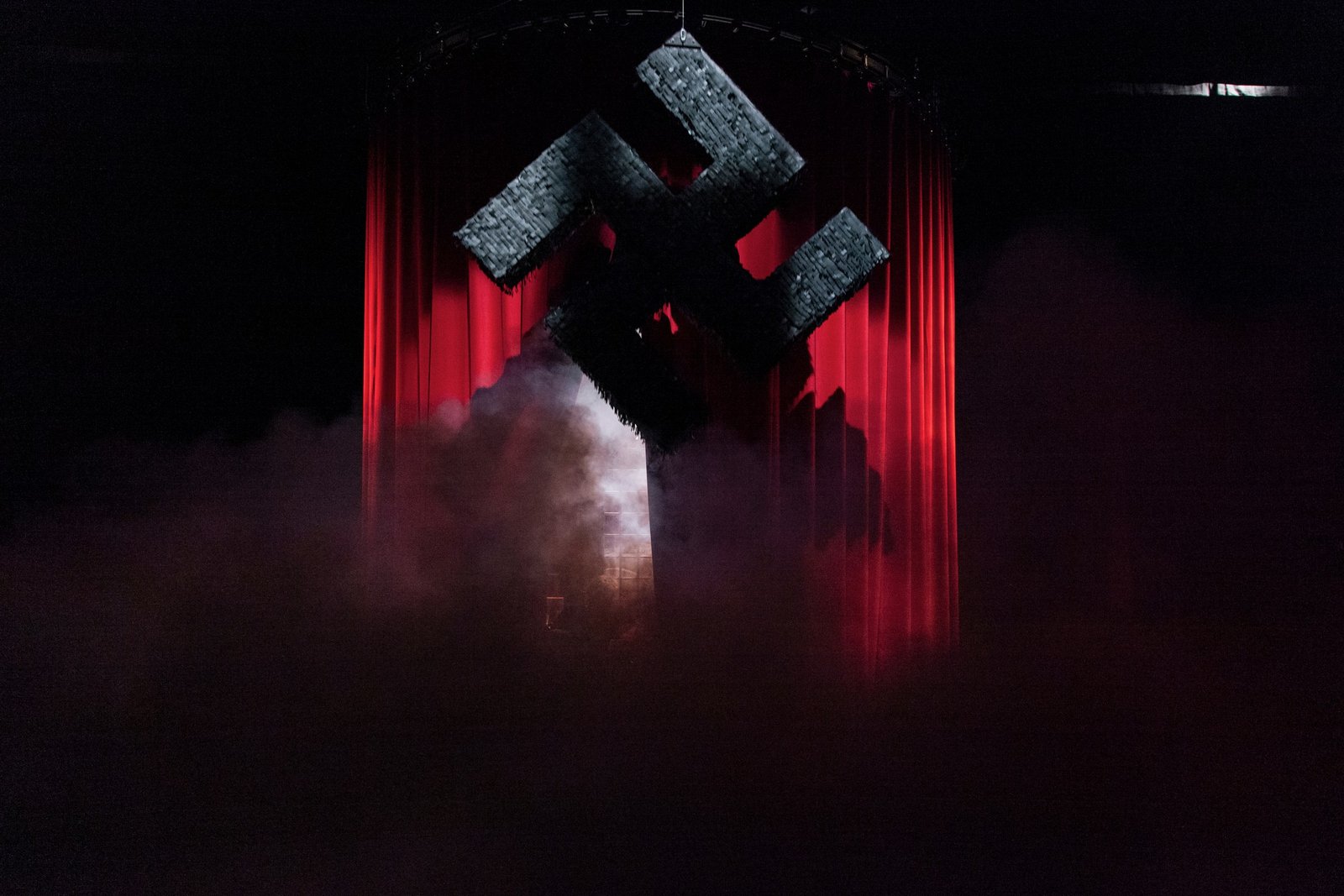 Avant la retraite — set & lighting design by Florian Leduc, directed by Marion Duval · Camille Mermet · Aurélien Patouillard, 2020, photo 5 of 6