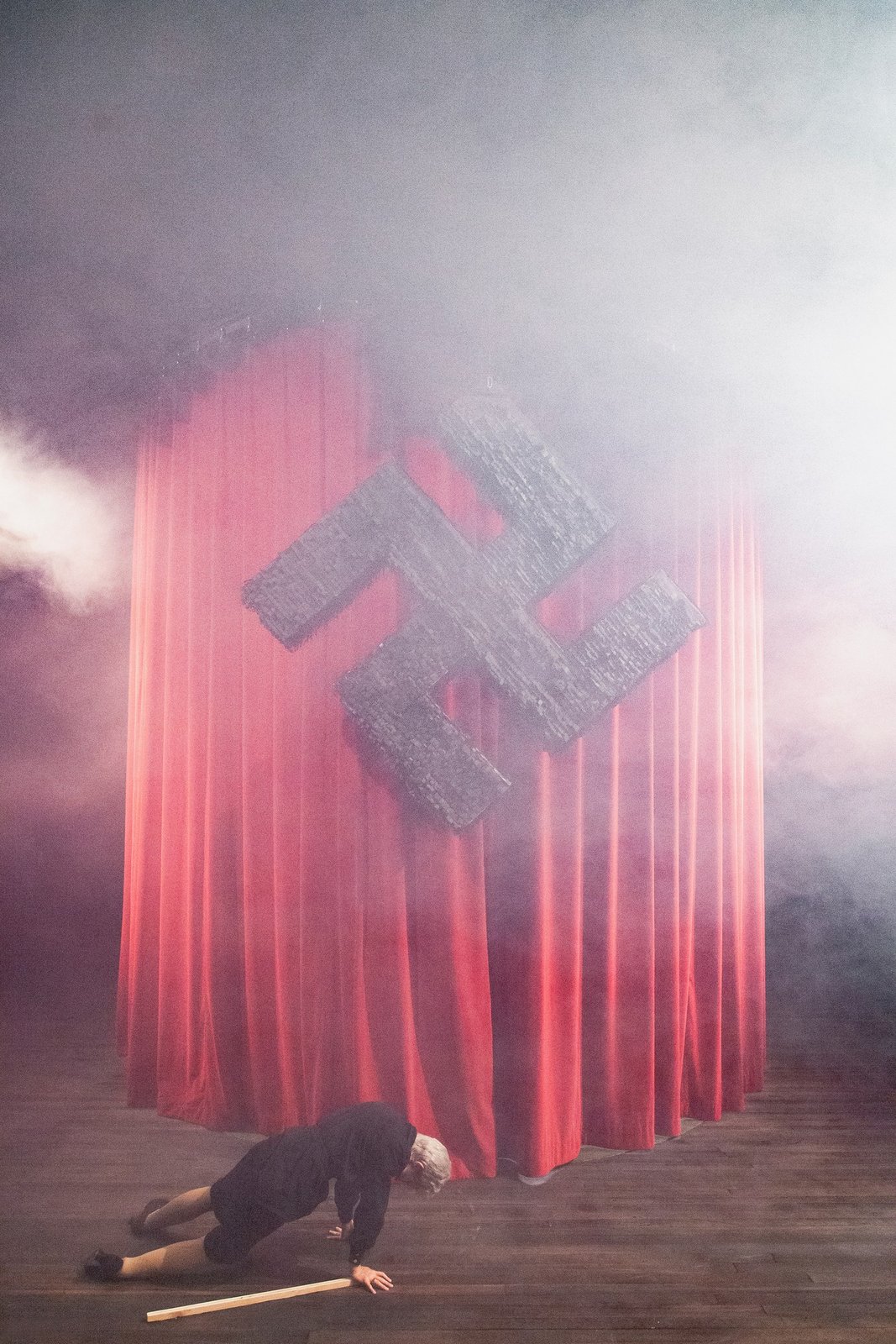 Avant la retraite — set & lighting design by Florian Leduc, directed by Marion Duval · Camille Mermet · Aurélien Patouillard, 2020, photo 6 of 6