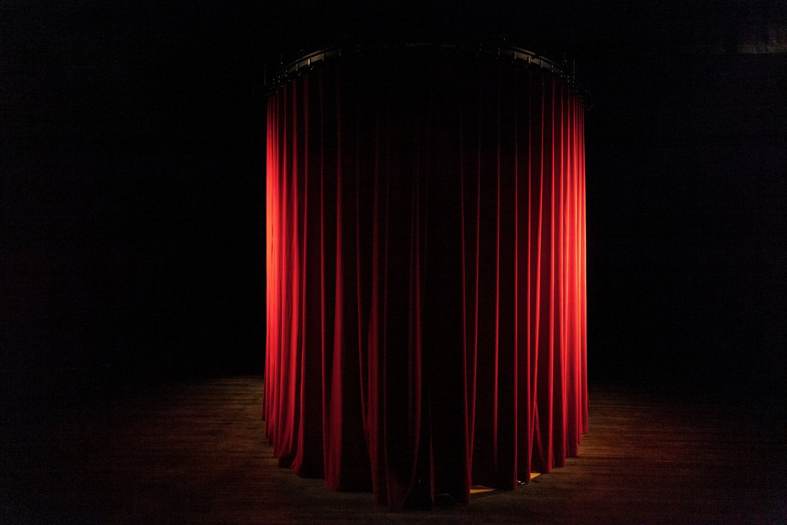 Avant la retraite — set & lighting design by Florian Leduc, directed by Marion Duval · Camille Mermet · Aurélien Patouillard, 2020, photo 1 of 6