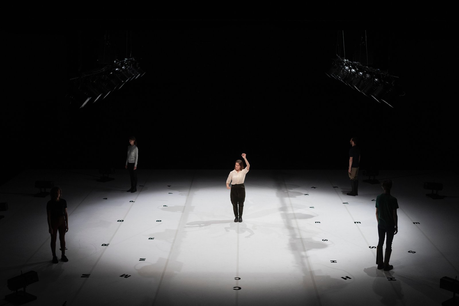 Carrousel — scénographie et lumière : Florian Leduc. Mise en scène : Vincent Thomasset, 2019. Photo 2 sur 4.