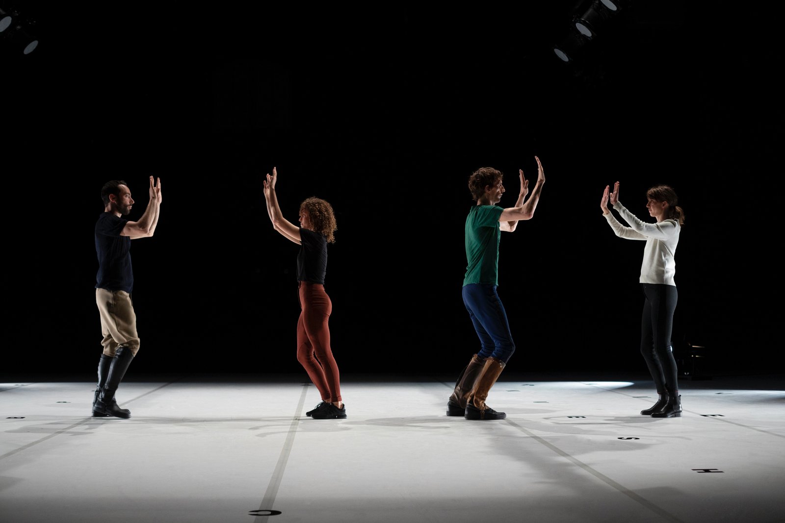 Carrousel — scénographie et lumière : Florian Leduc. Mise en scène : Vincent Thomasset, 2019. Photo 3 sur 4.