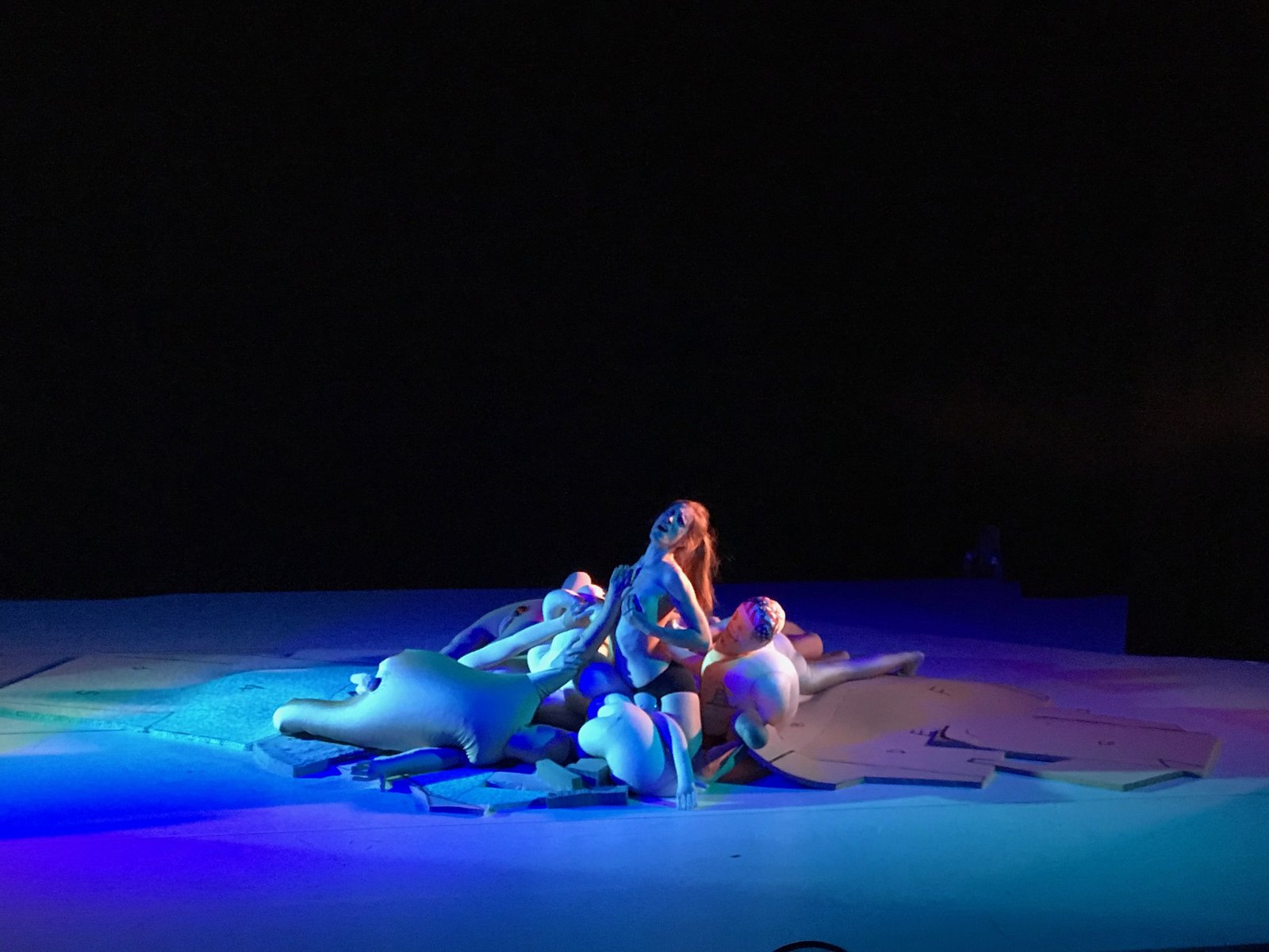 Cécile — scénographie et lumière : Florian Leduc. Mise en scène : Marion Duval, 2019. Photo 2 sur 3.