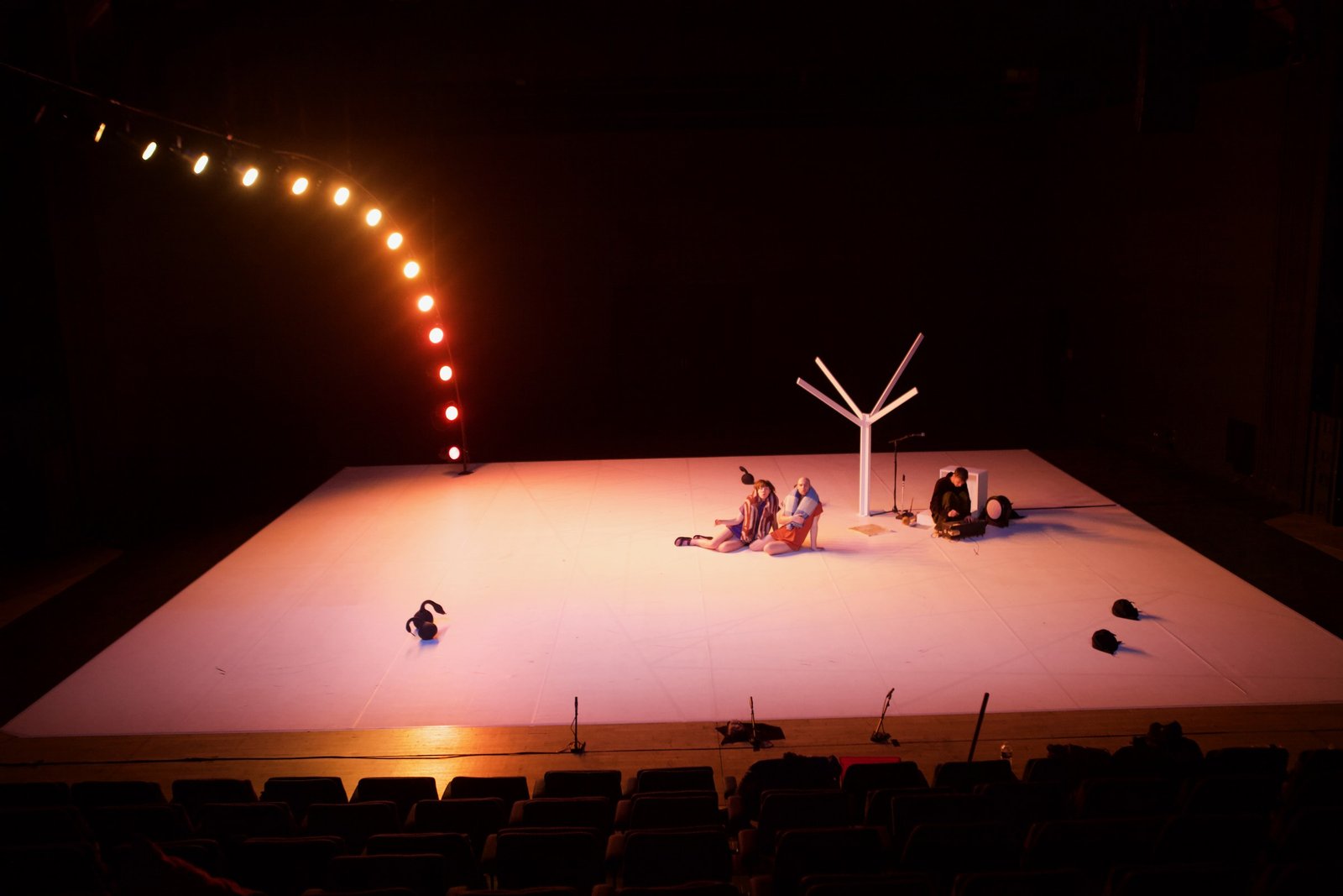 Champ Constant — set & lighting design by Florian Leduc, directed by Céline Cartillier, 2019, photo 3 of 4