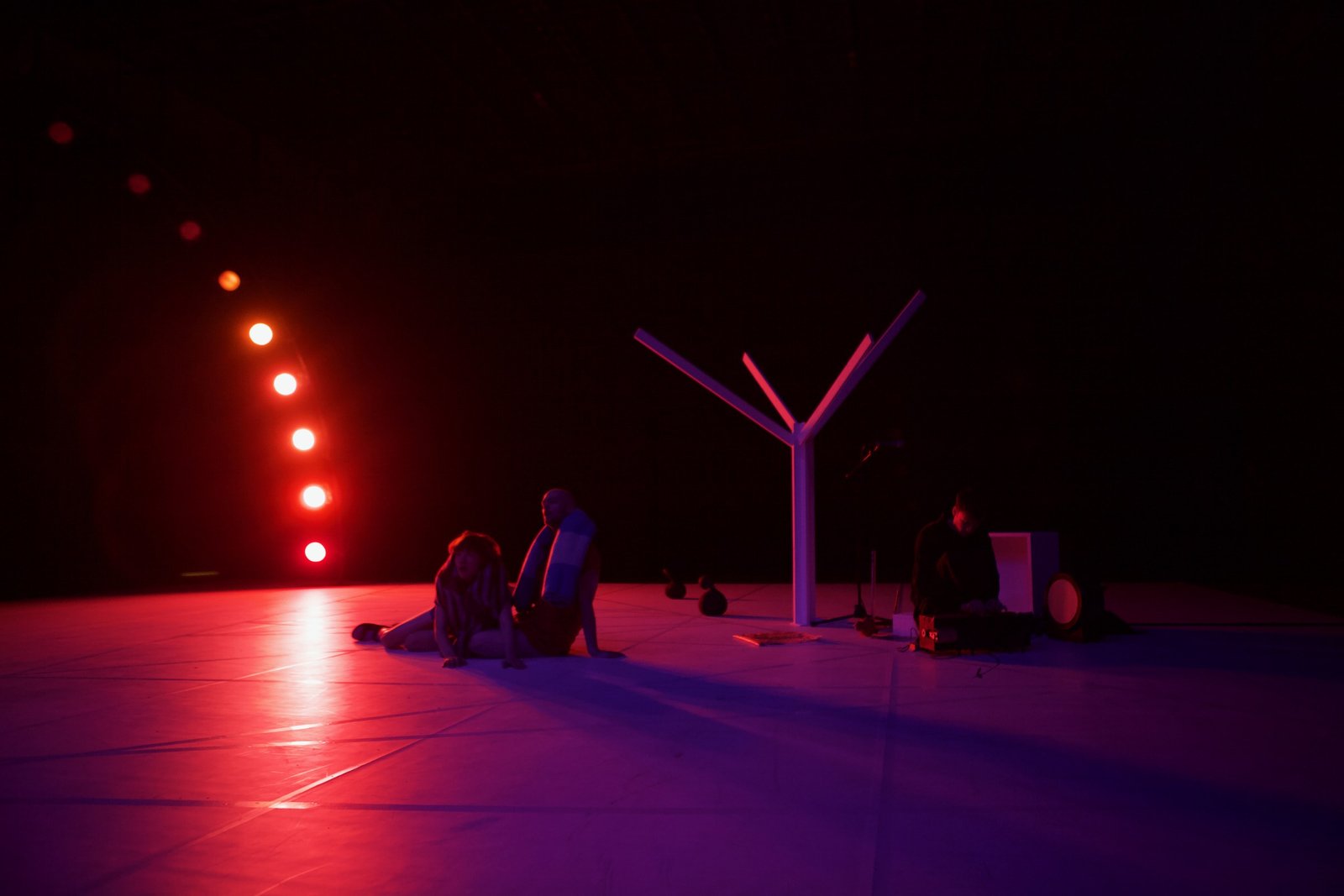 Champ Constant — set & lighting design by Florian Leduc, directed by Céline Cartillier, 2019, photo 4 of 4