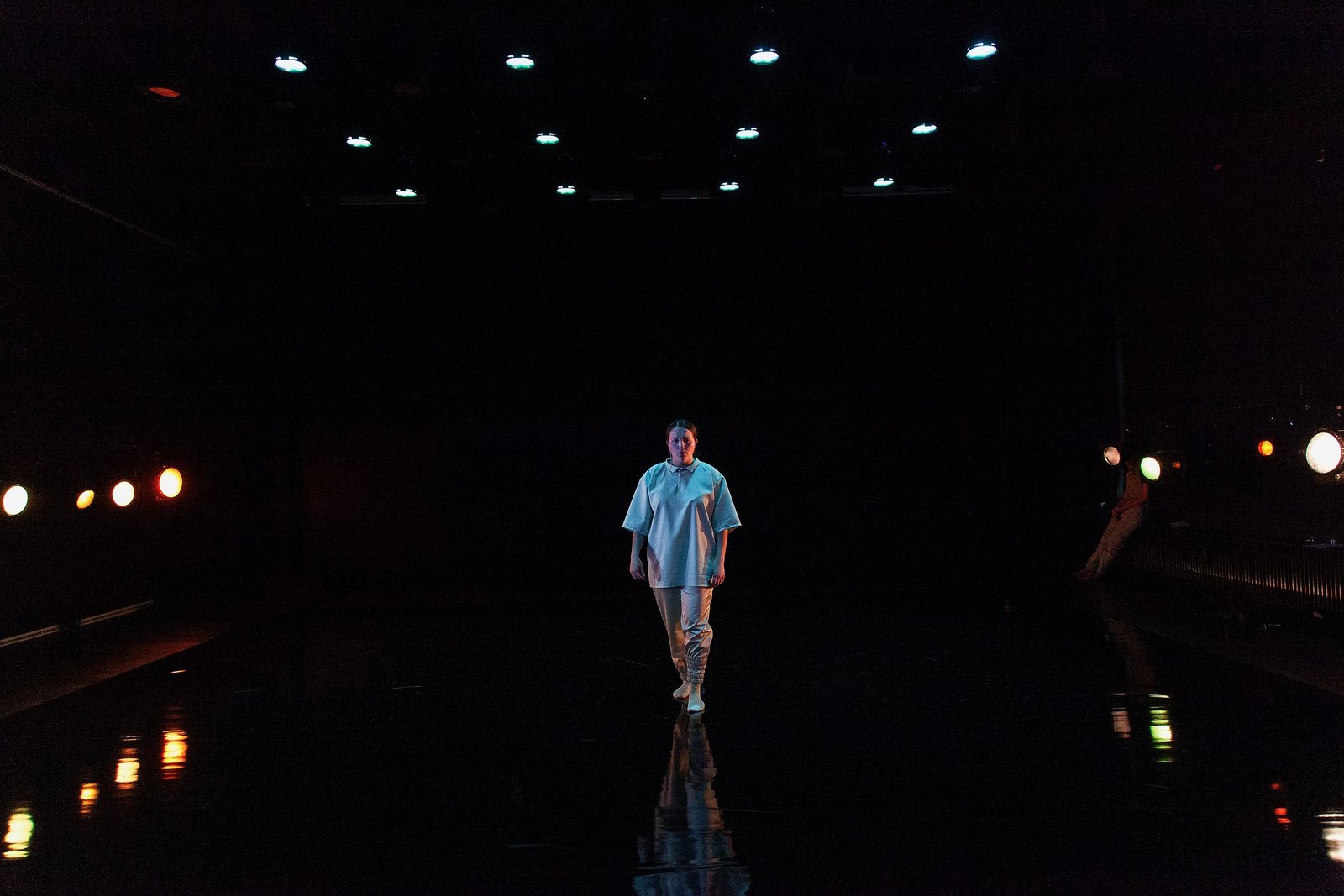 current currents — scénographie et lumière : Florian Leduc. Mise en scène : Claire Dessimoz, 2021. Photo 5 sur 6.