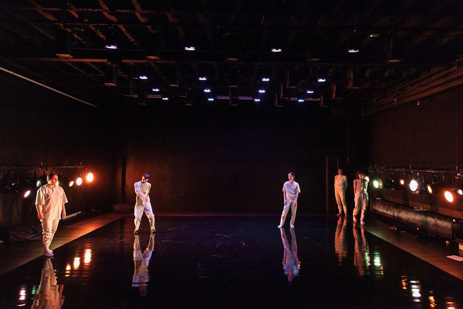current currents — scénographie et lumière : Florian Leduc. Mise en scène : Claire Dessimoz, 2021. Photo 1 sur 6.