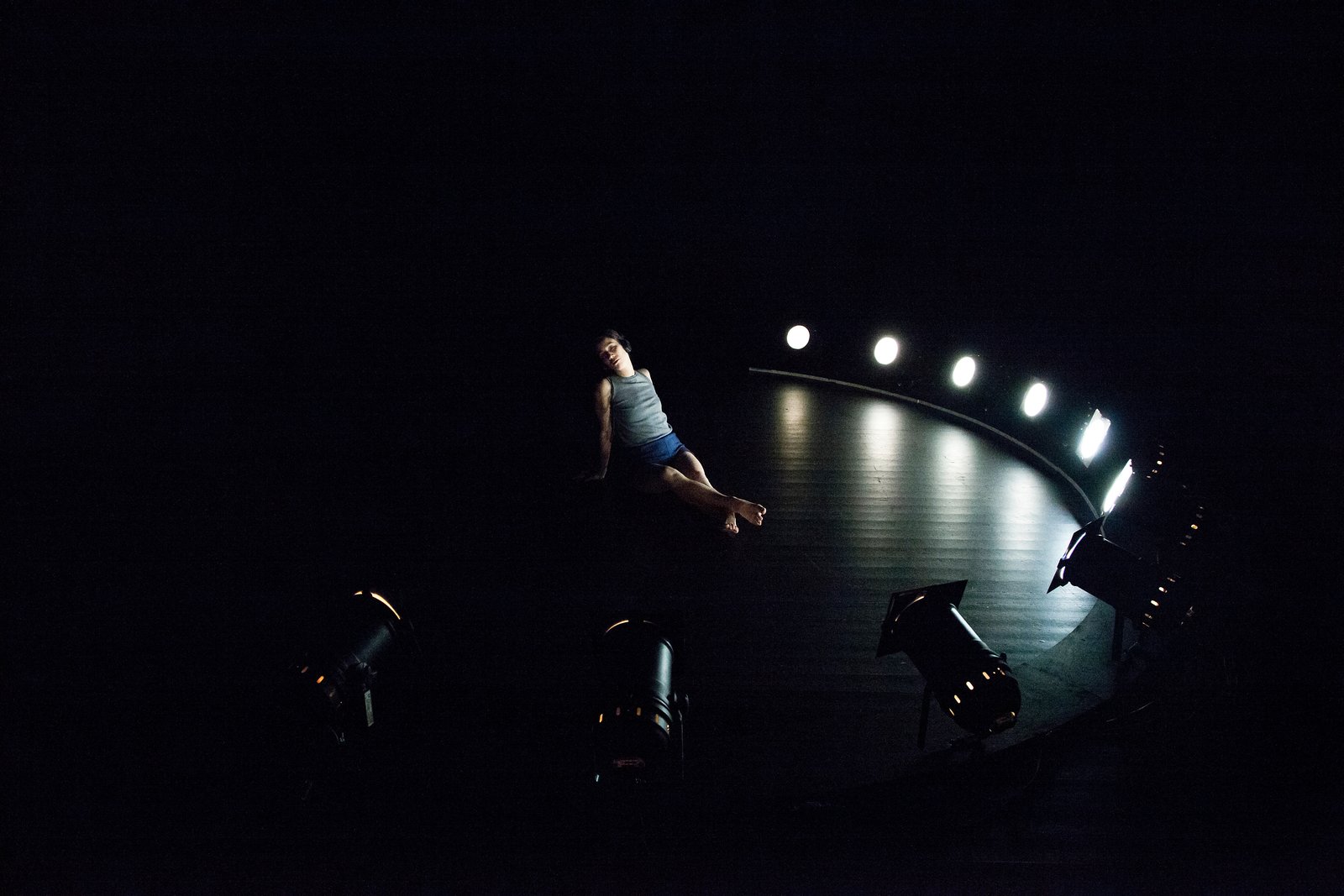 Du bist was du holst — set & lighting design by Florian Leduc, directed by Claire Dessimoz, 2016, photo 1 of 6