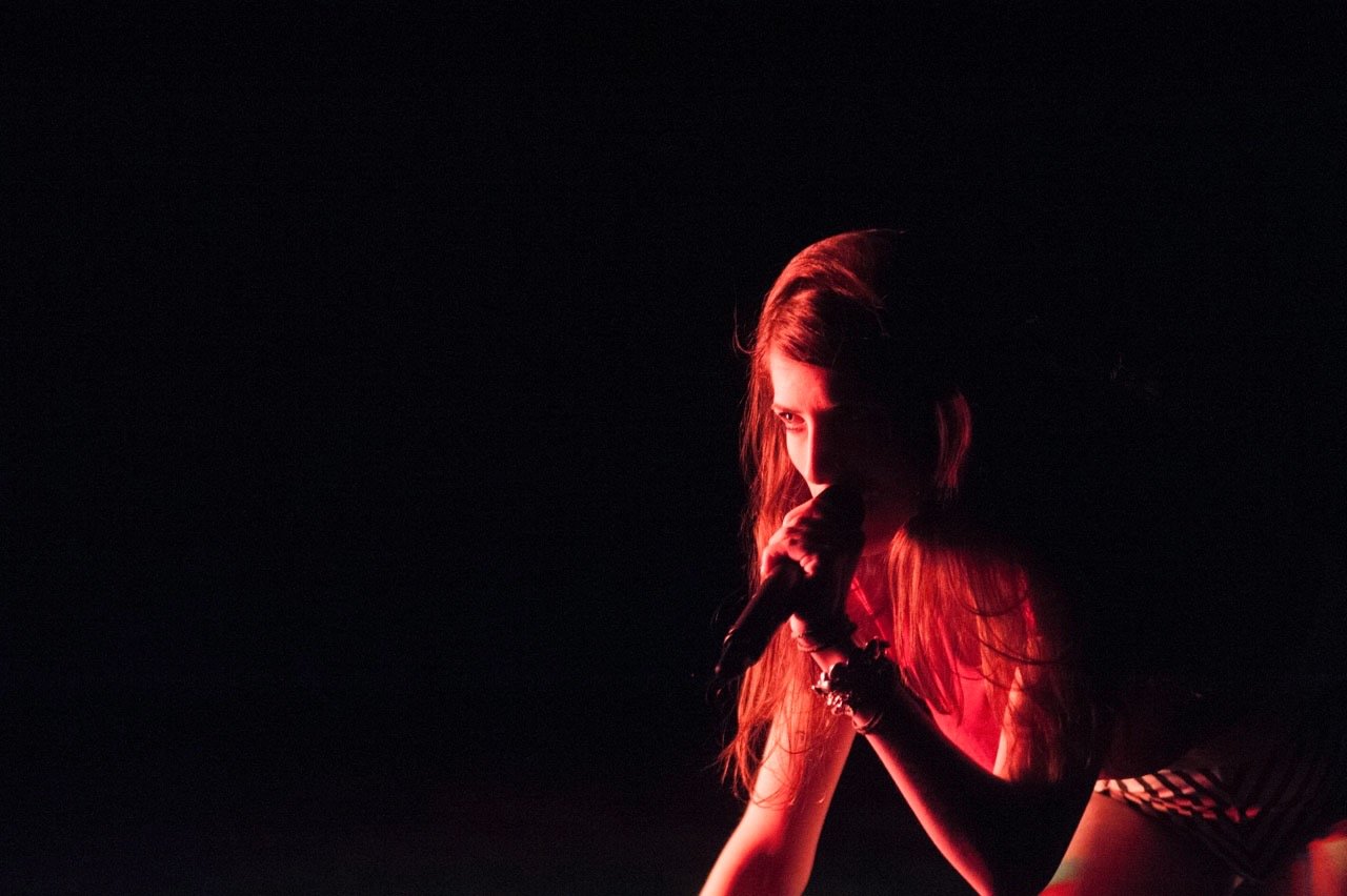 I wanna dance with somebody — lumière : Florian Leduc. Mise en scène : Charlotte Nagel, 2014. Photo 2 sur 6.