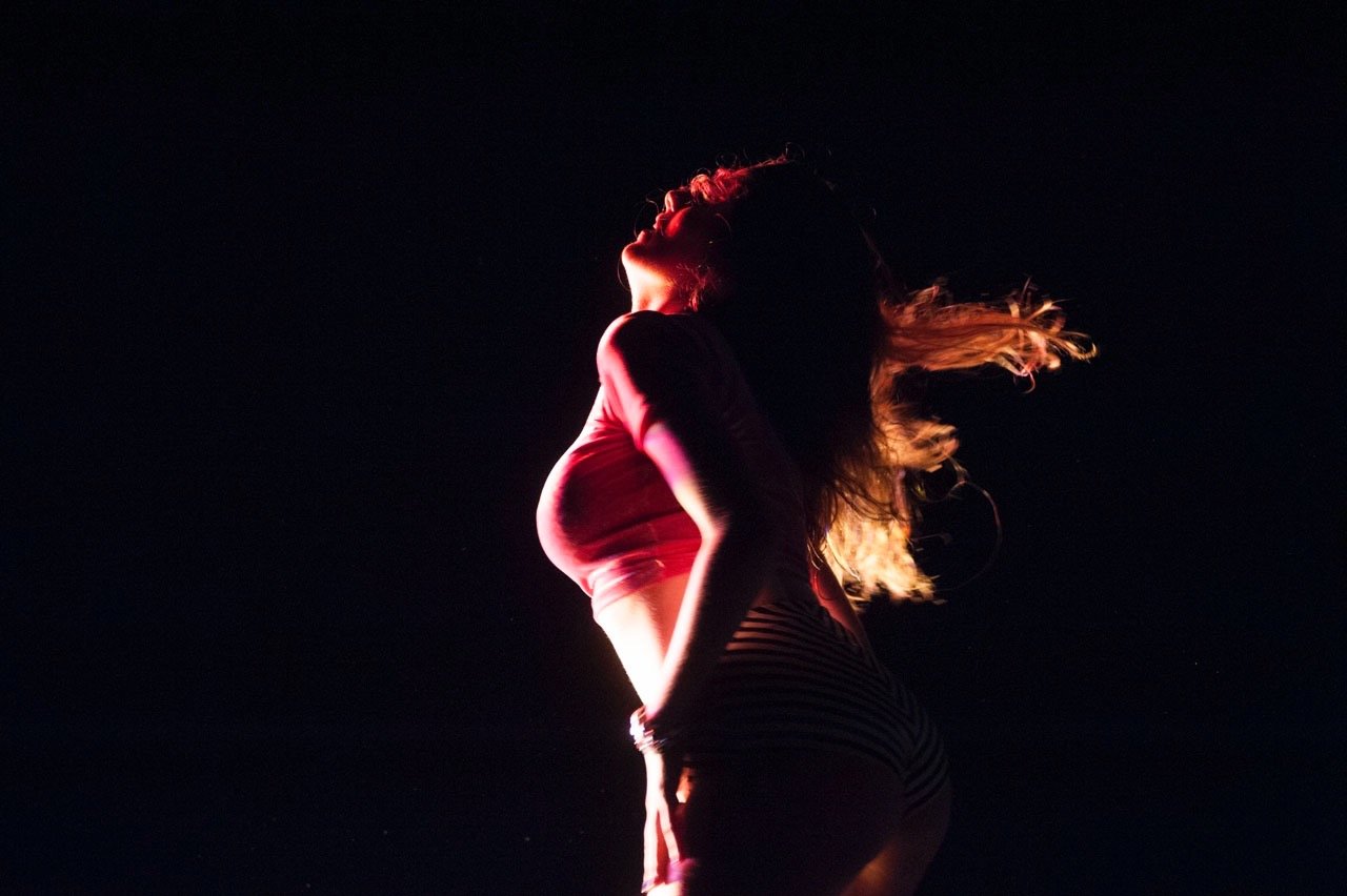 I wanna dance with somebody — lumière : Florian Leduc. Mise en scène : Charlotte Nagel, 2014. Photo 3 sur 6.