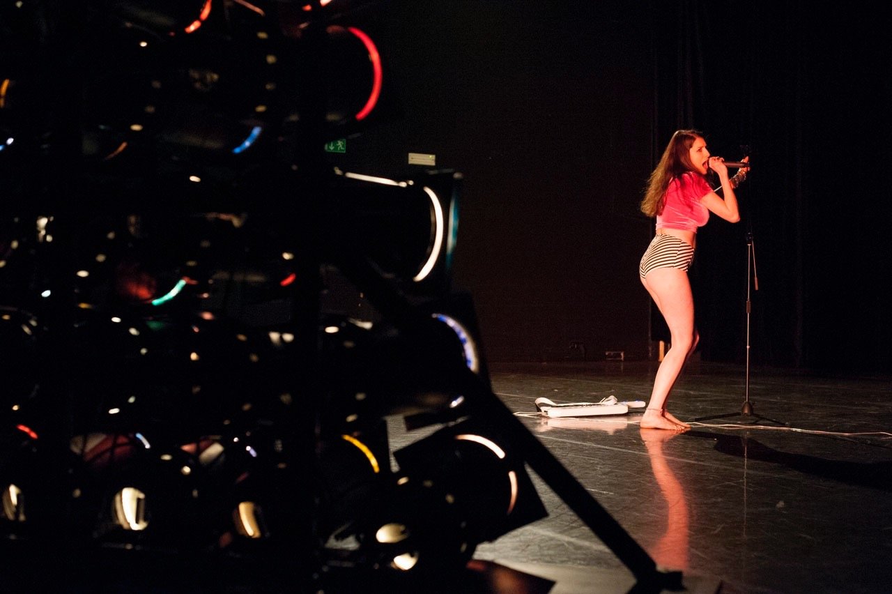 I wanna dance with somebody — lumière : Florian Leduc. Mise en scène : Charlotte Nagel, 2014. Photo 5 sur 6.