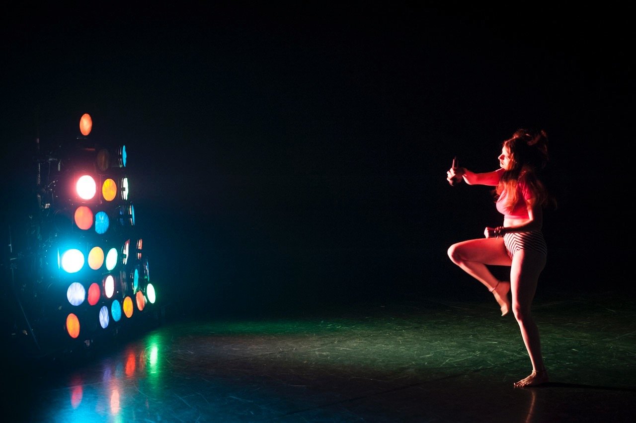 I wanna dance with somebody — lumière : Florian Leduc. Mise en scène : Charlotte Nagel, 2014. Photo 1 sur 6.