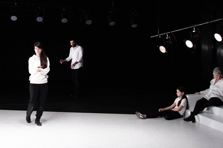 Invitation — scénographie et lumière : Florian Leduc. Mise en scène : Claire Dessimoz, 2018. Photo 2 sur 5.