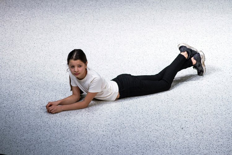 Invitation — scénographie et lumière : Florian Leduc. Mise en scène : Claire Dessimoz, 2018. Photo 3 sur 5.