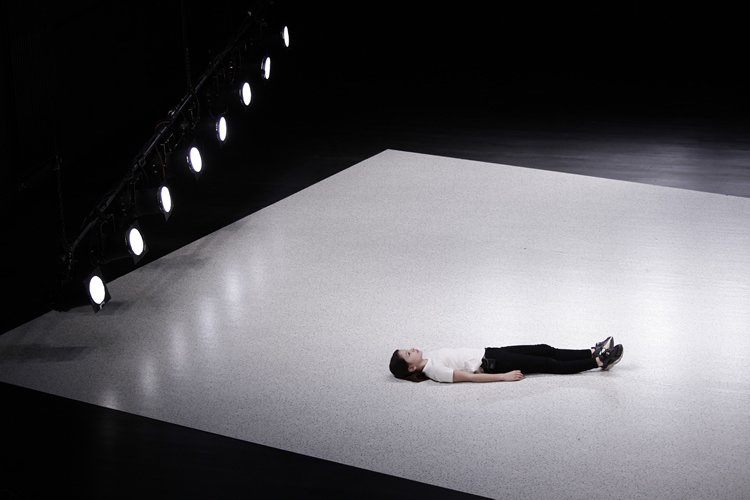 Invitation — scénographie et lumière : Florian Leduc. Mise en scène : Claire Dessimoz, 2018. Photo 4 sur 5.