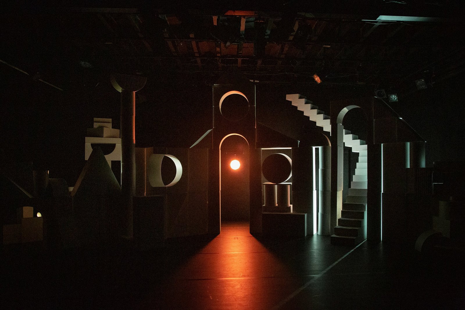 L'Apocalypse — Episode 1 — set & lighting design by Florian Leduc, directed by Louis Bonard, 2022, photo 2 of 7