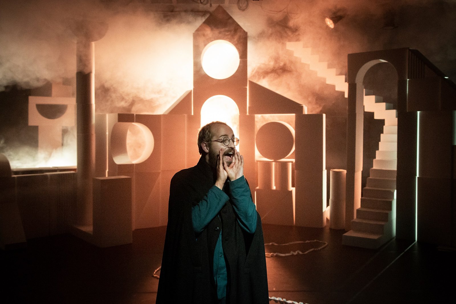 L'Apocalypse — Episode 1 — set & lighting design by Florian Leduc, directed by Louis Bonard, 2022, photo 7 of 7