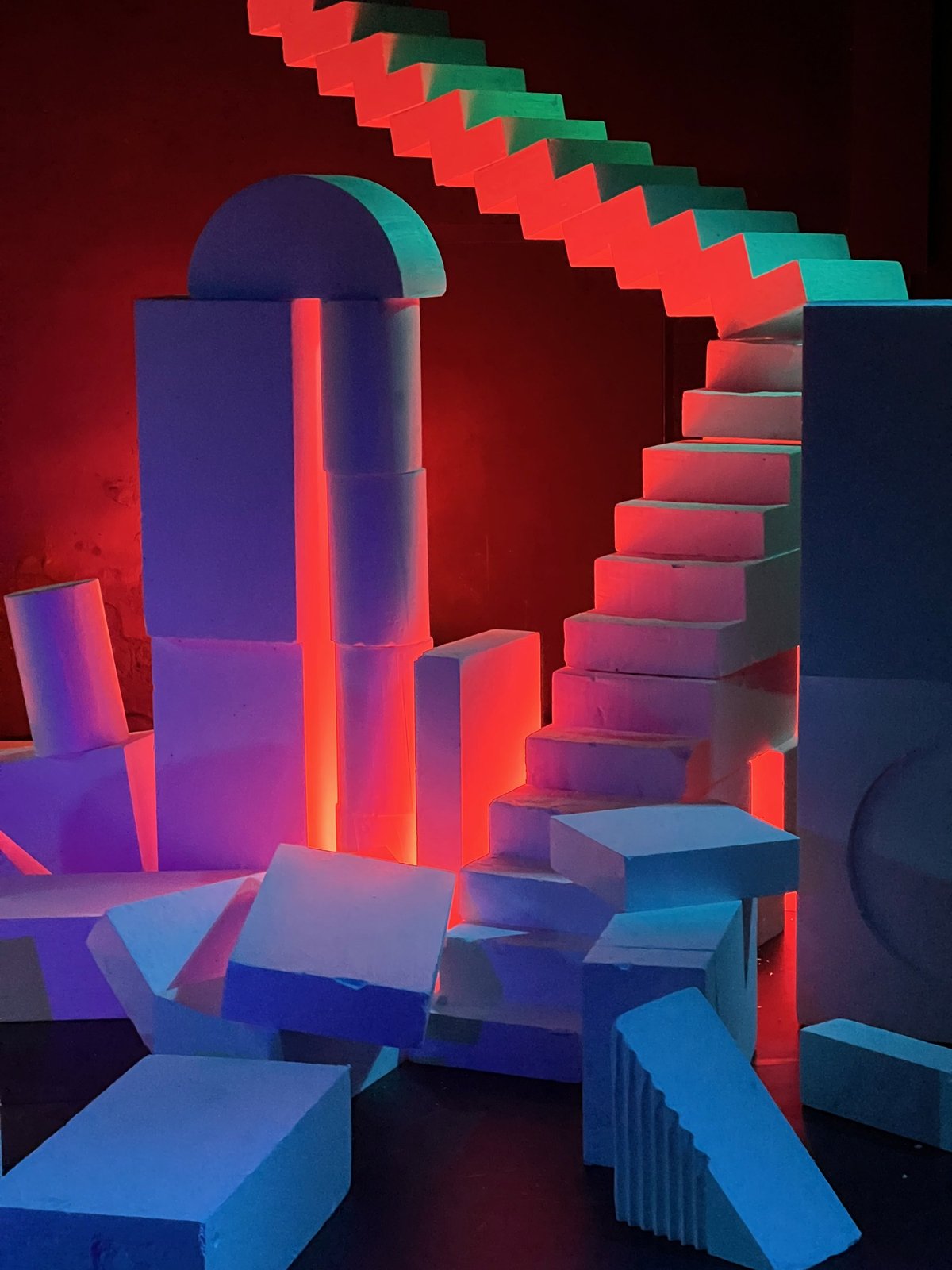 L'Apocalypse — Episode 2 — scénographie et lumière : Florian Leduc. Mise en scène : Louis Bonard, 2022. Photo 2 sur 8.