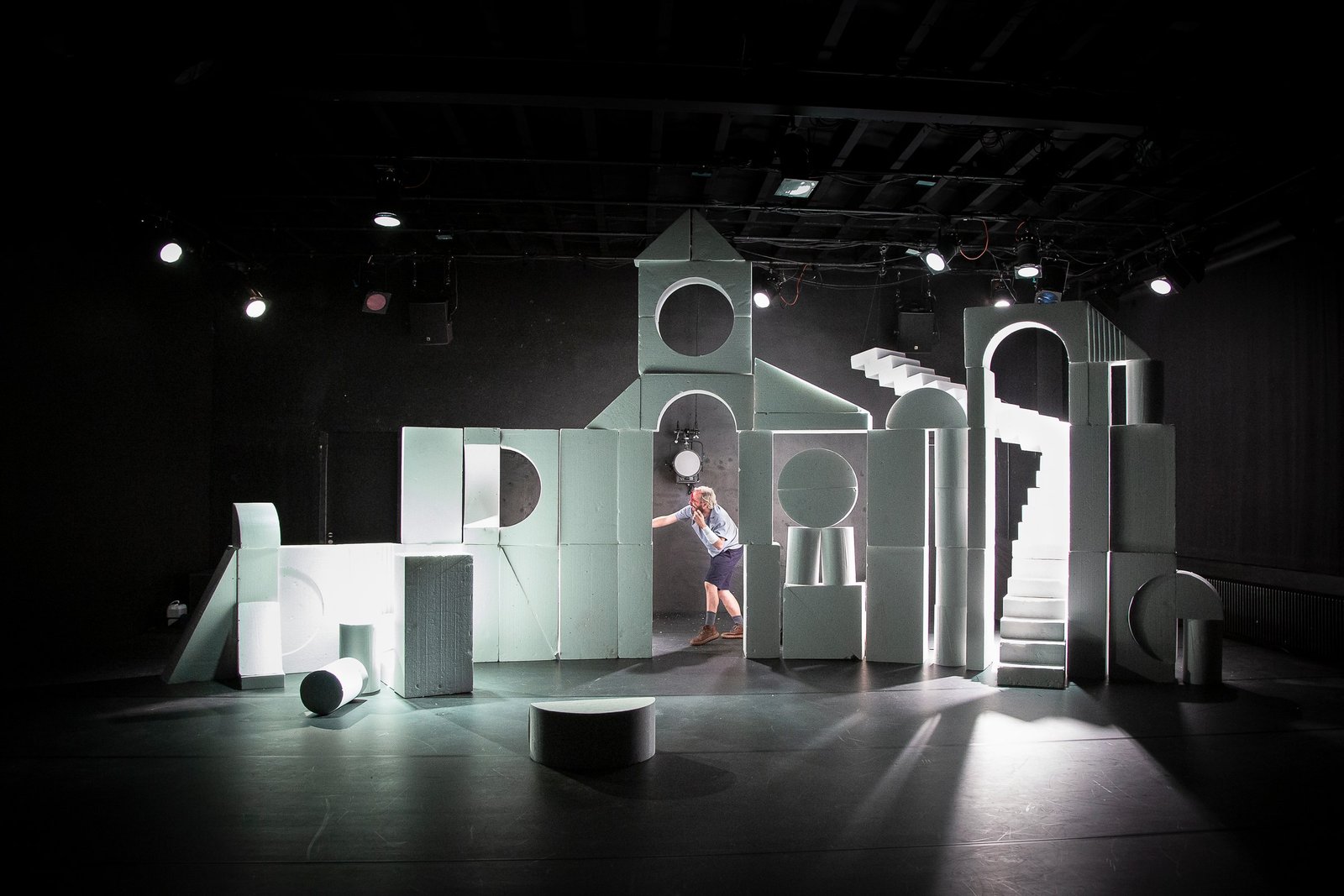 L'Apocalypse — Episode 2 — scénographie et lumière : Florian Leduc. Mise en scène : Louis Bonard, 2022. Photo 4 sur 8.