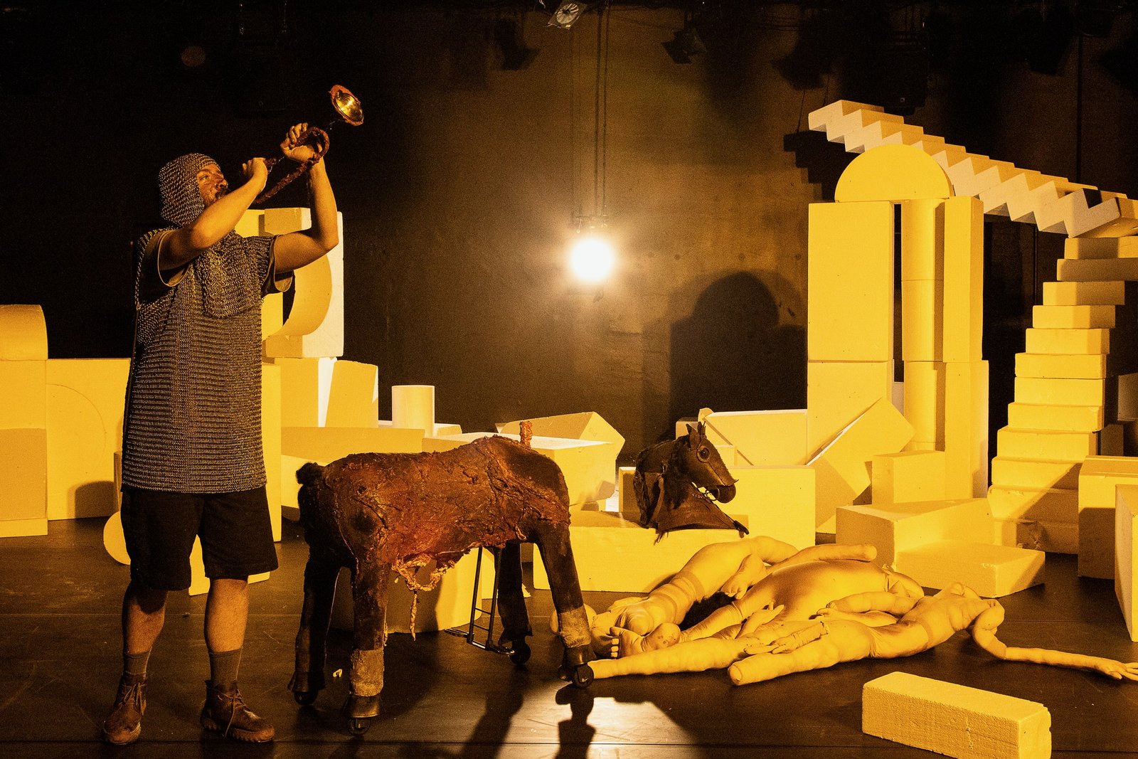 L'Apocalypse — Episode 2 — scénographie et lumière : Florian Leduc. Mise en scène : Louis Bonard, 2022. Photo 6 sur 8.