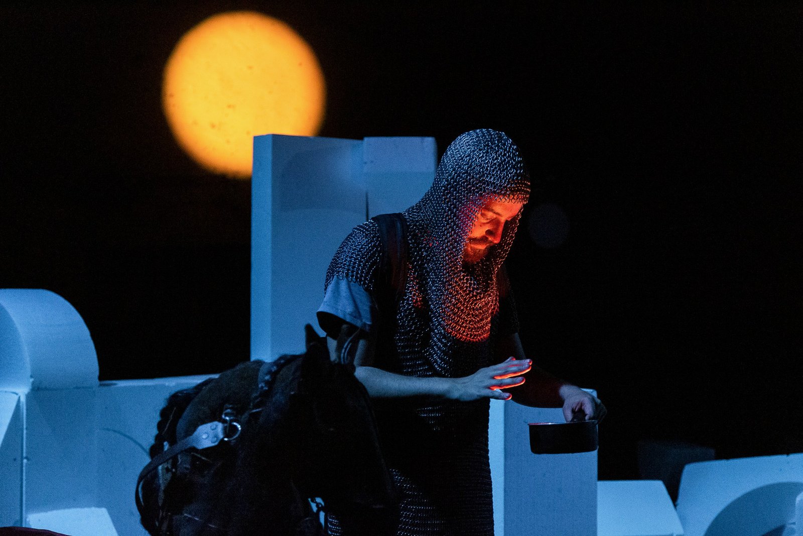 L'Apocalypse — Episode 2 — scénographie et lumière : Florian Leduc. Mise en scène : Louis Bonard, 2022. Photo 7 sur 8.