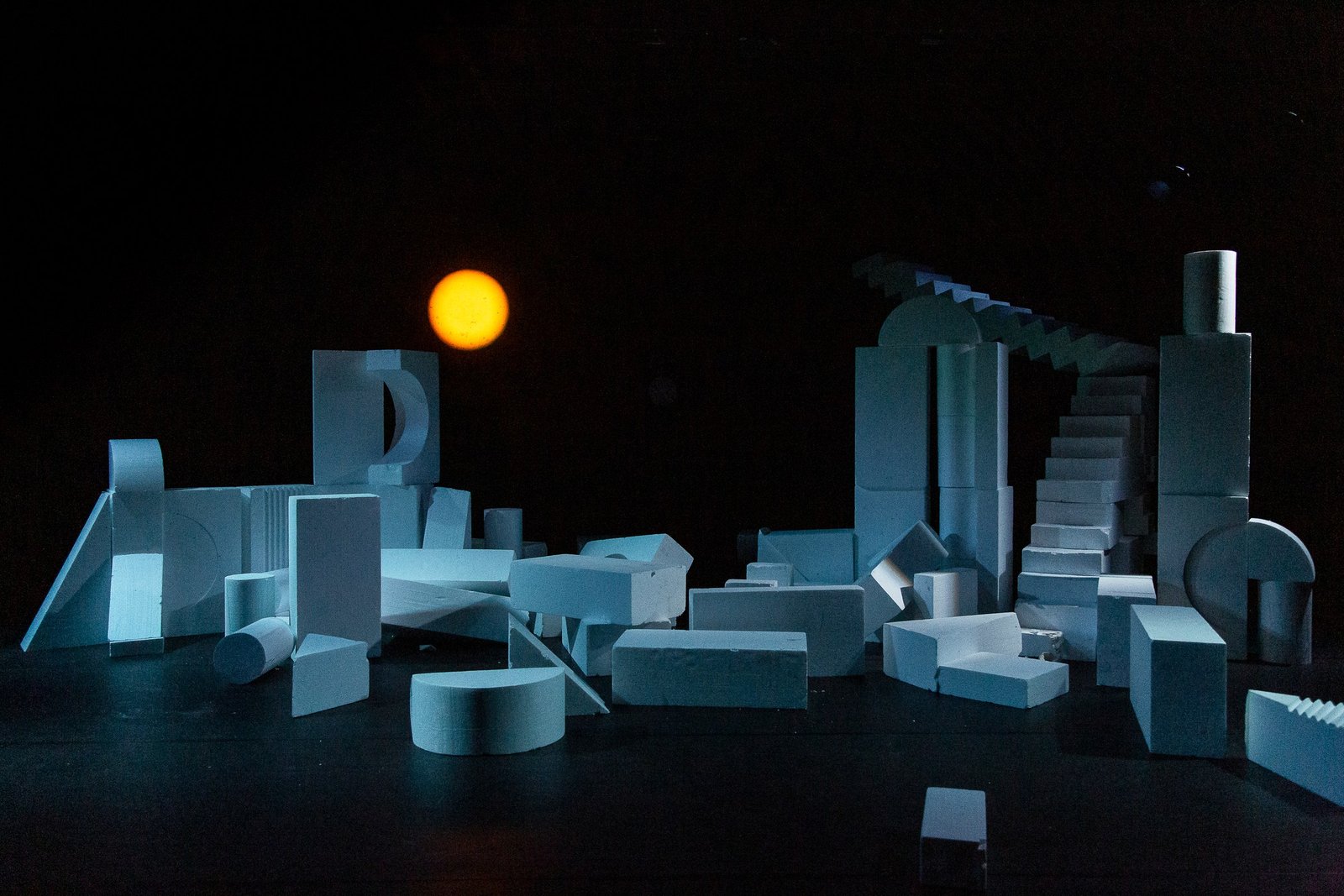 L'Apocalypse — Episode 2 — scénographie et lumière : Florian Leduc. Mise en scène : Louis Bonard, 2022. Photo 8 sur 8.