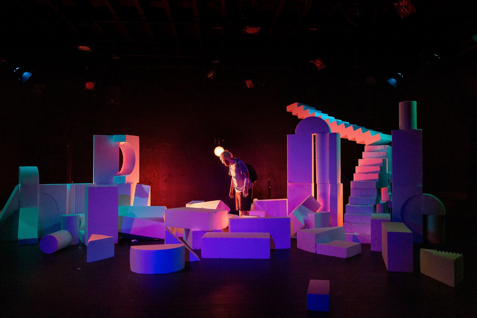 L'Apocalypse — Episode 2 — scénographie et lumière : Florian Leduc. Mise en scène : Louis Bonard, 2022. Photo 1 sur 8.