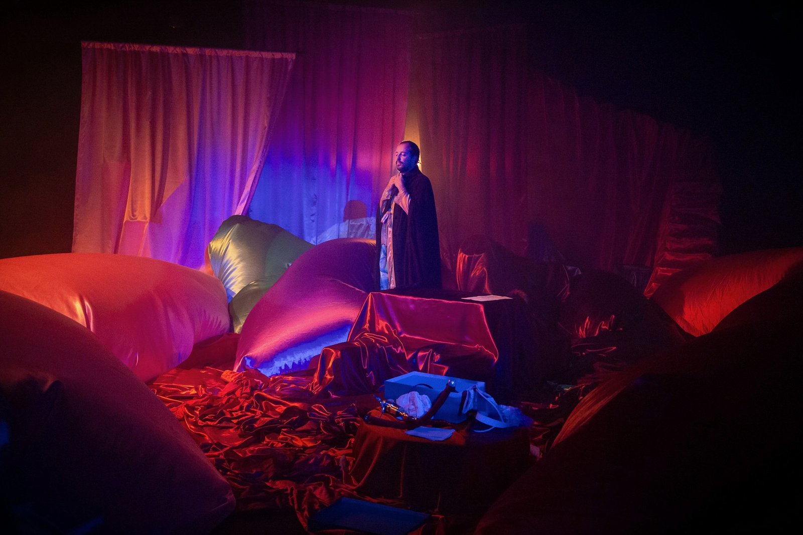 L'Apocalypse — Episode 3 — scénographie et lumière : Florian Leduc. Mise en scène : Louis Bonard, 2022. Photo 4 sur 10.