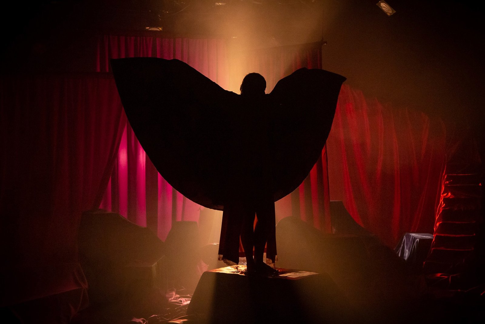 L'Apocalypse — Episode 3 — scénographie et lumière : Florian Leduc. Mise en scène : Louis Bonard, 2022. Photo 5 sur 10.