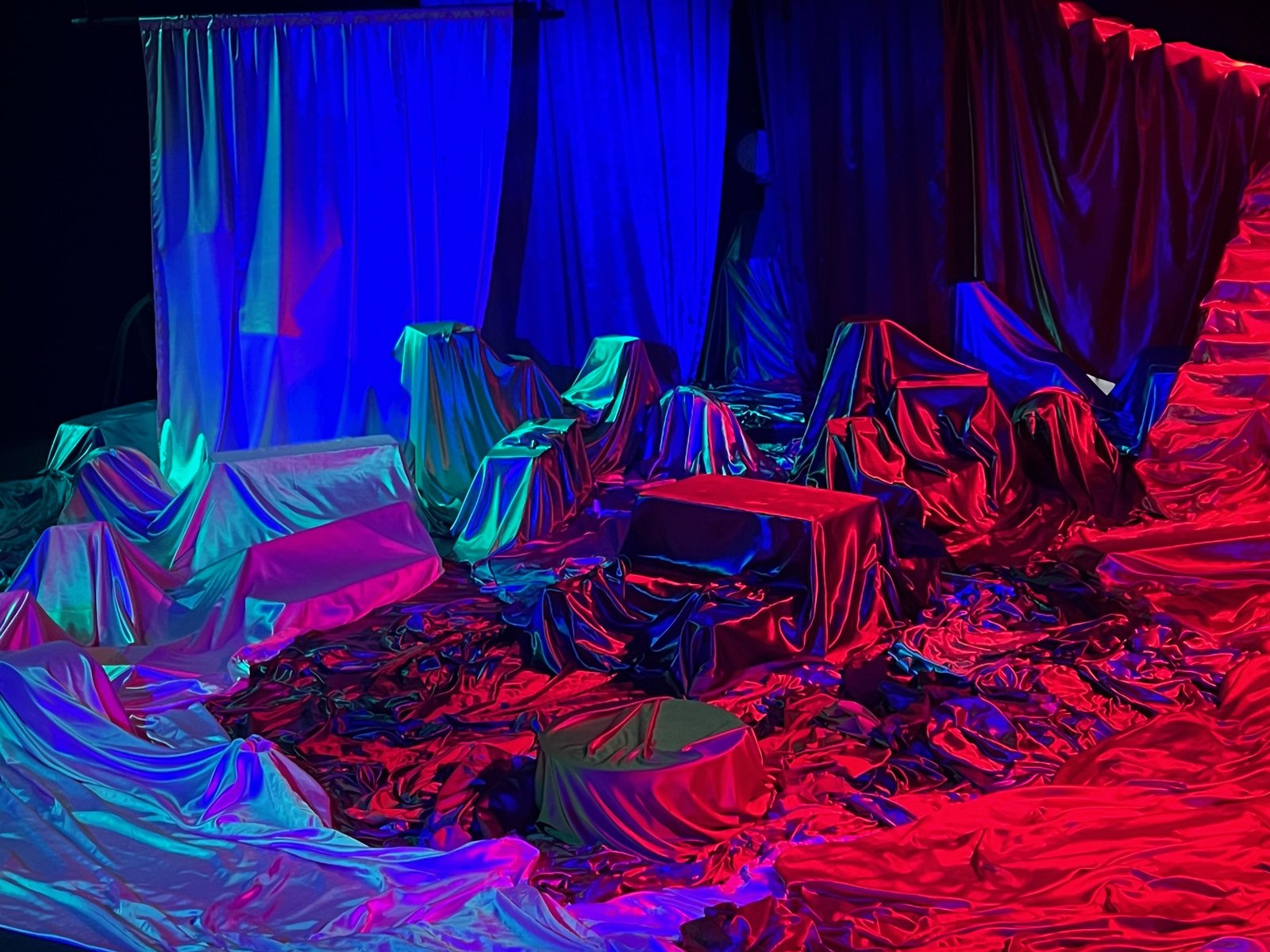 L'Apocalypse — Episode 3 — scénographie et lumière : Florian Leduc. Mise en scène : Louis Bonard, 2022. Photo 6 sur 10.