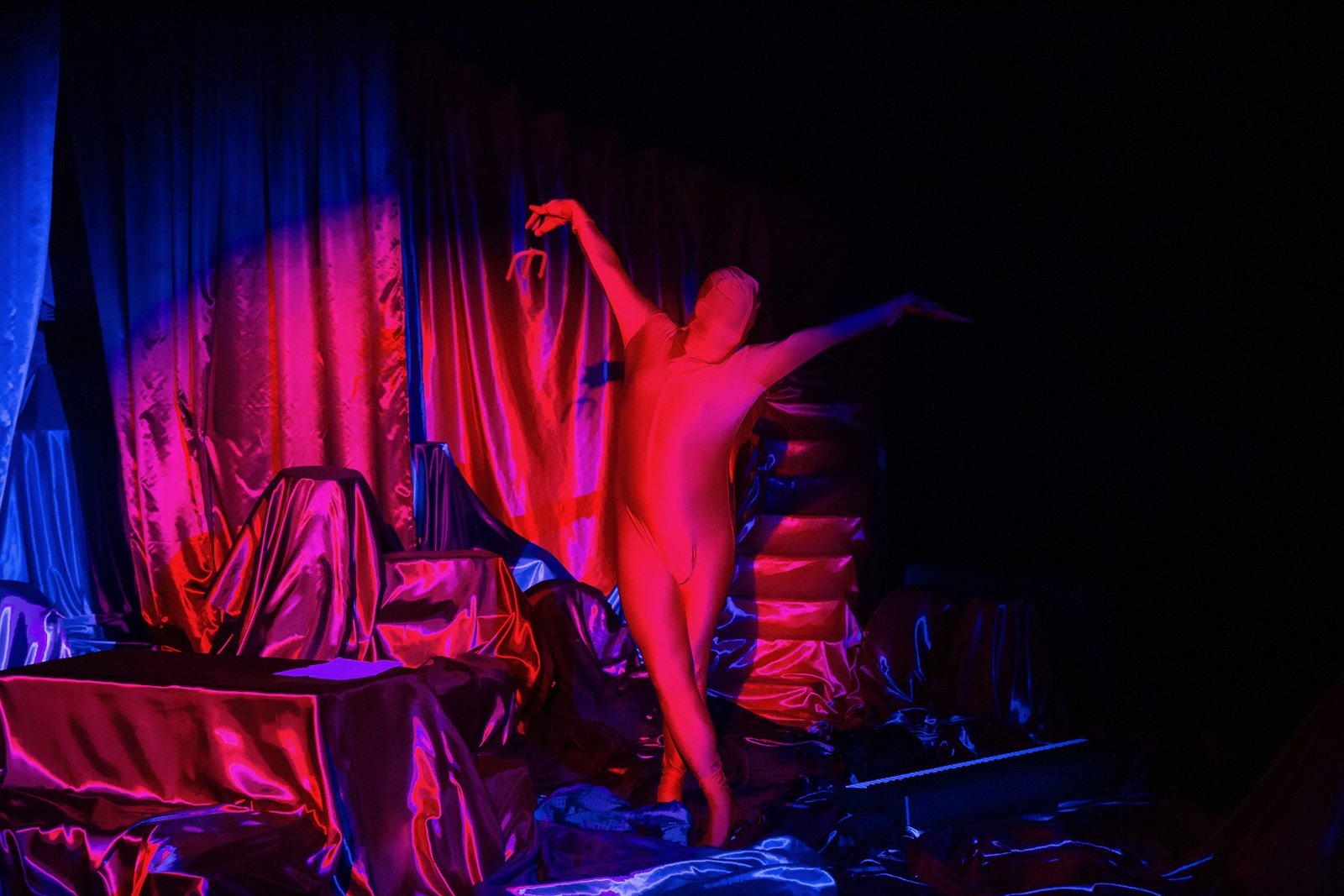 L'Apocalypse — Episode 3 — scénographie et lumière : Florian Leduc. Mise en scène : Louis Bonard, 2022. Photo 7 sur 10.
