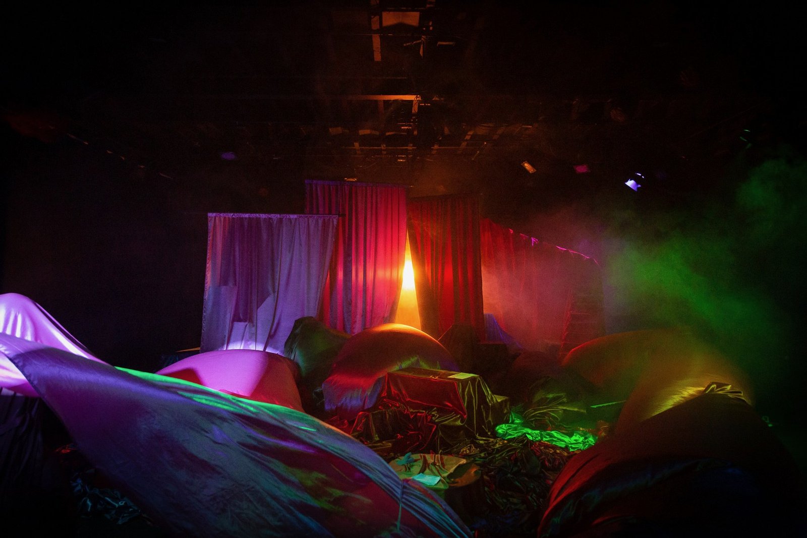 L'Apocalypse — Episode 3 — scénographie et lumière : Florian Leduc. Mise en scène : Louis Bonard, 2022. Photo 8 sur 10.
