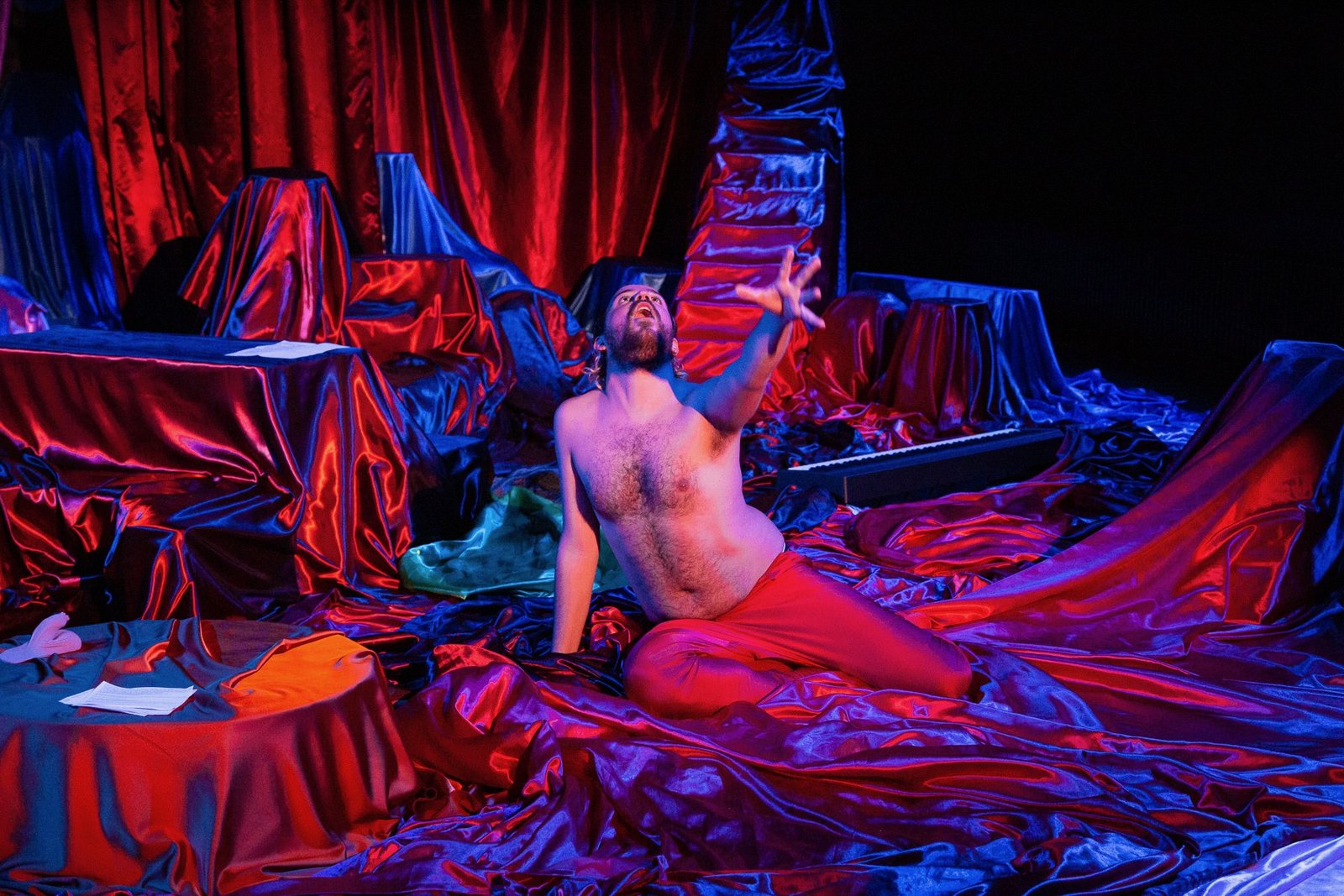 L'Apocalypse — Episode 3 — scénographie et lumière : Florian Leduc. Mise en scène : Louis Bonard, 2022. Photo 9 sur 10.