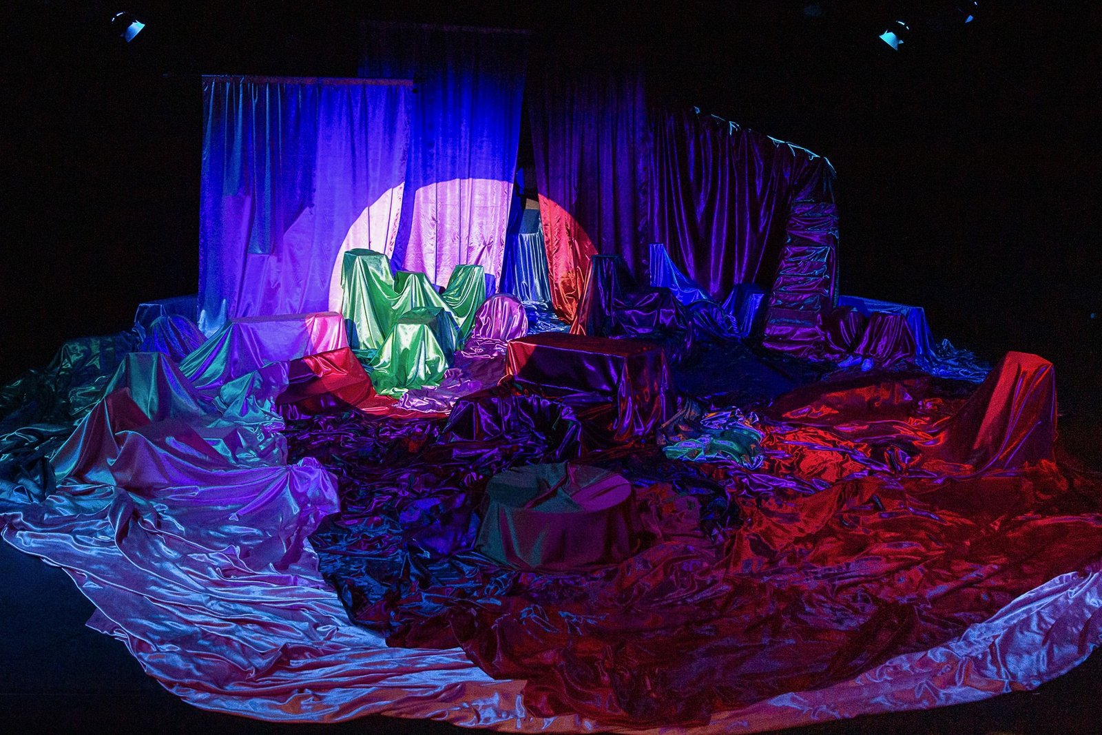 L'Apocalypse — Episode 3 — scénographie et lumière : Florian Leduc. Mise en scène : Louis Bonard, 2022. Photo 10 sur 10.