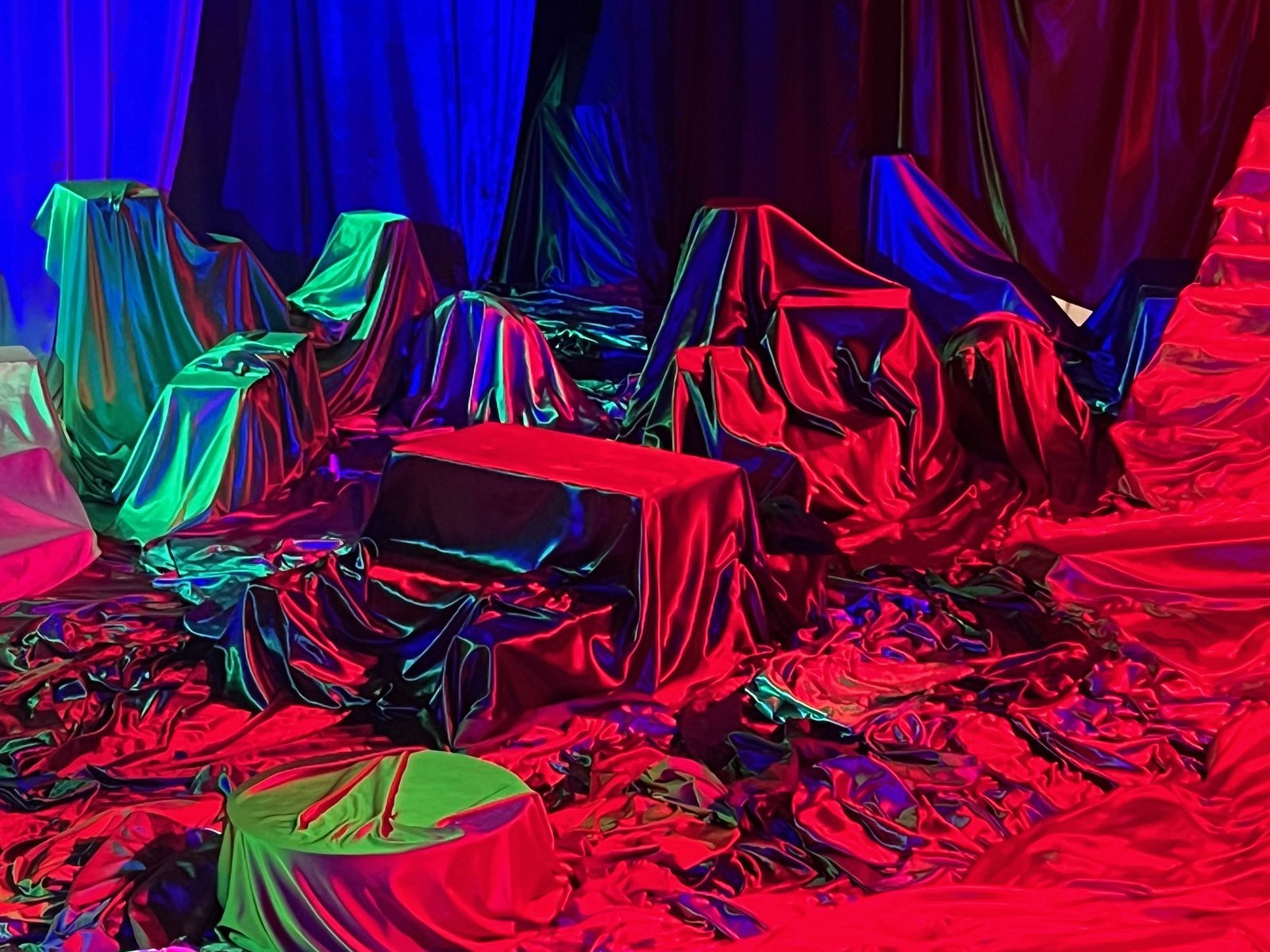 L'Apocalypse — Episode 3 — scénographie et lumière : Florian Leduc. Mise en scène : Louis Bonard, 2022. Photo 1 sur 10.