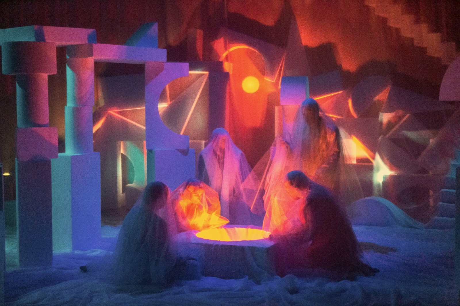 L'Apocalypse — Episode 4 — scénographie et lumière : Florian Leduc. Mise en scène : Louis Bonard, 2023. Photo 2 sur 7.