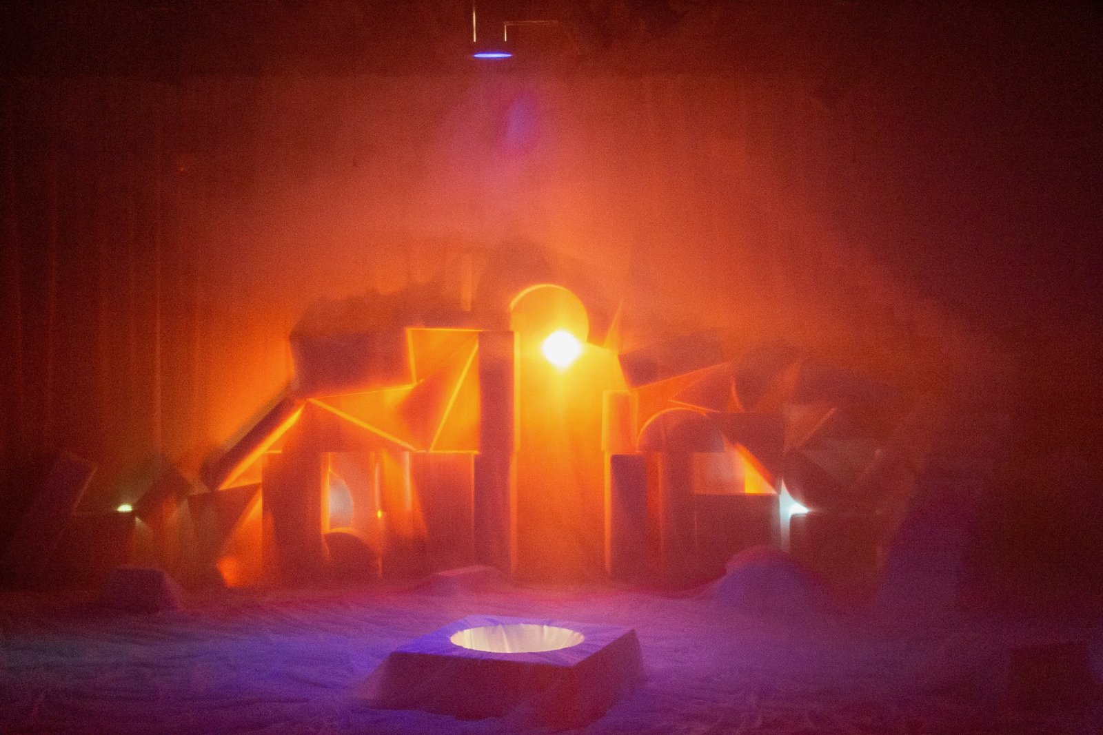 L'Apocalypse — Episode 4 — scénographie et lumière : Florian Leduc. Mise en scène : Louis Bonard, 2023. Photo 3 sur 7.