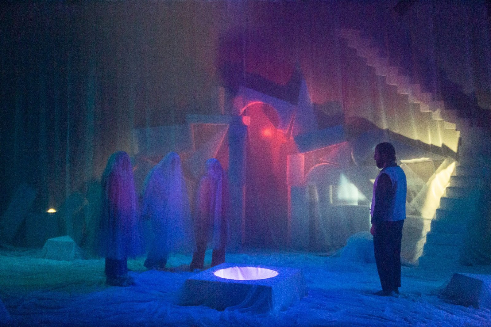 L'Apocalypse — Episode 4 — scénographie et lumière : Florian Leduc. Mise en scène : Louis Bonard, 2023. Photo 4 sur 7.