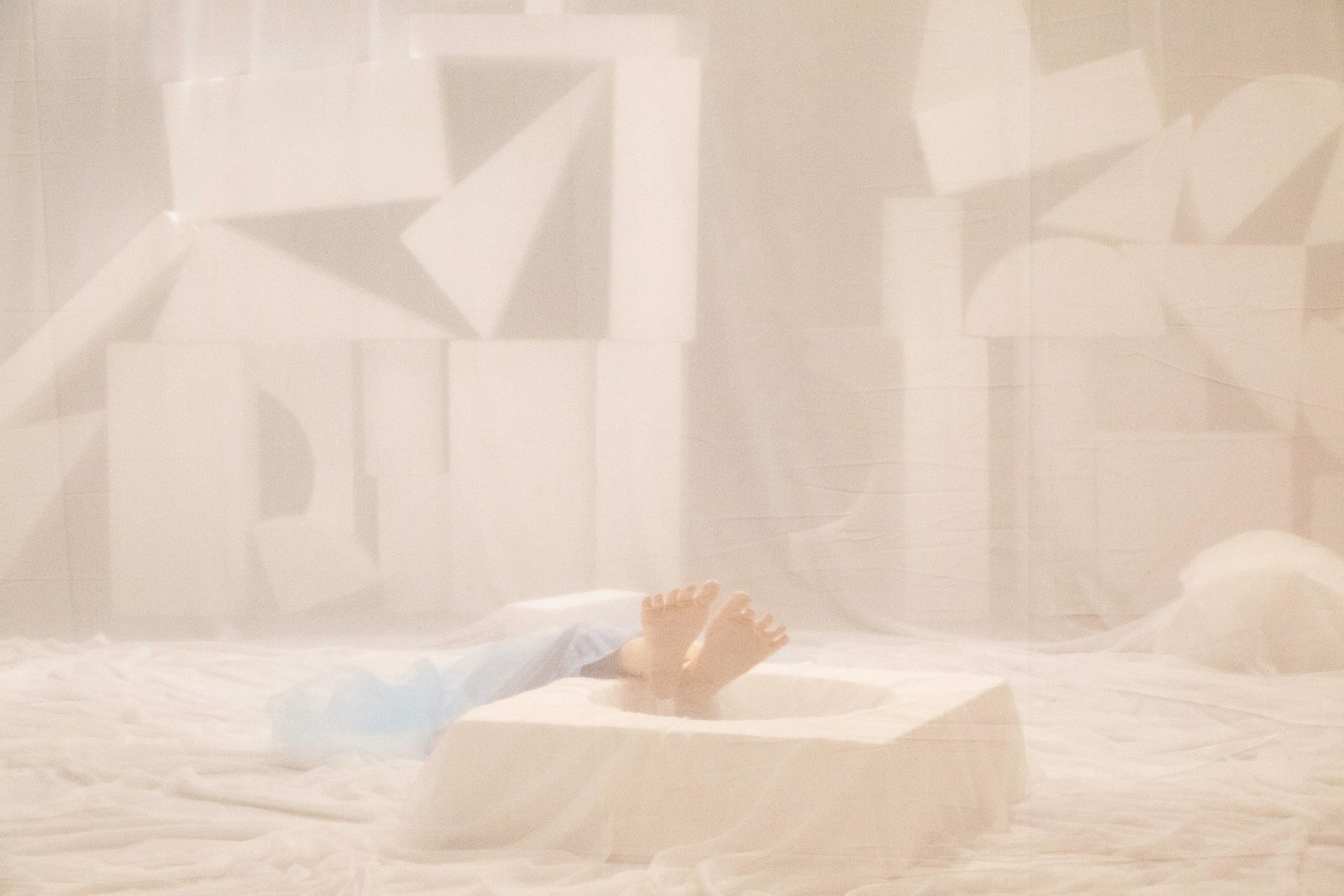 L'Apocalypse — Episode 4 — scénographie et lumière : Florian Leduc. Mise en scène : Louis Bonard, 2023. Photo 6 sur 7.