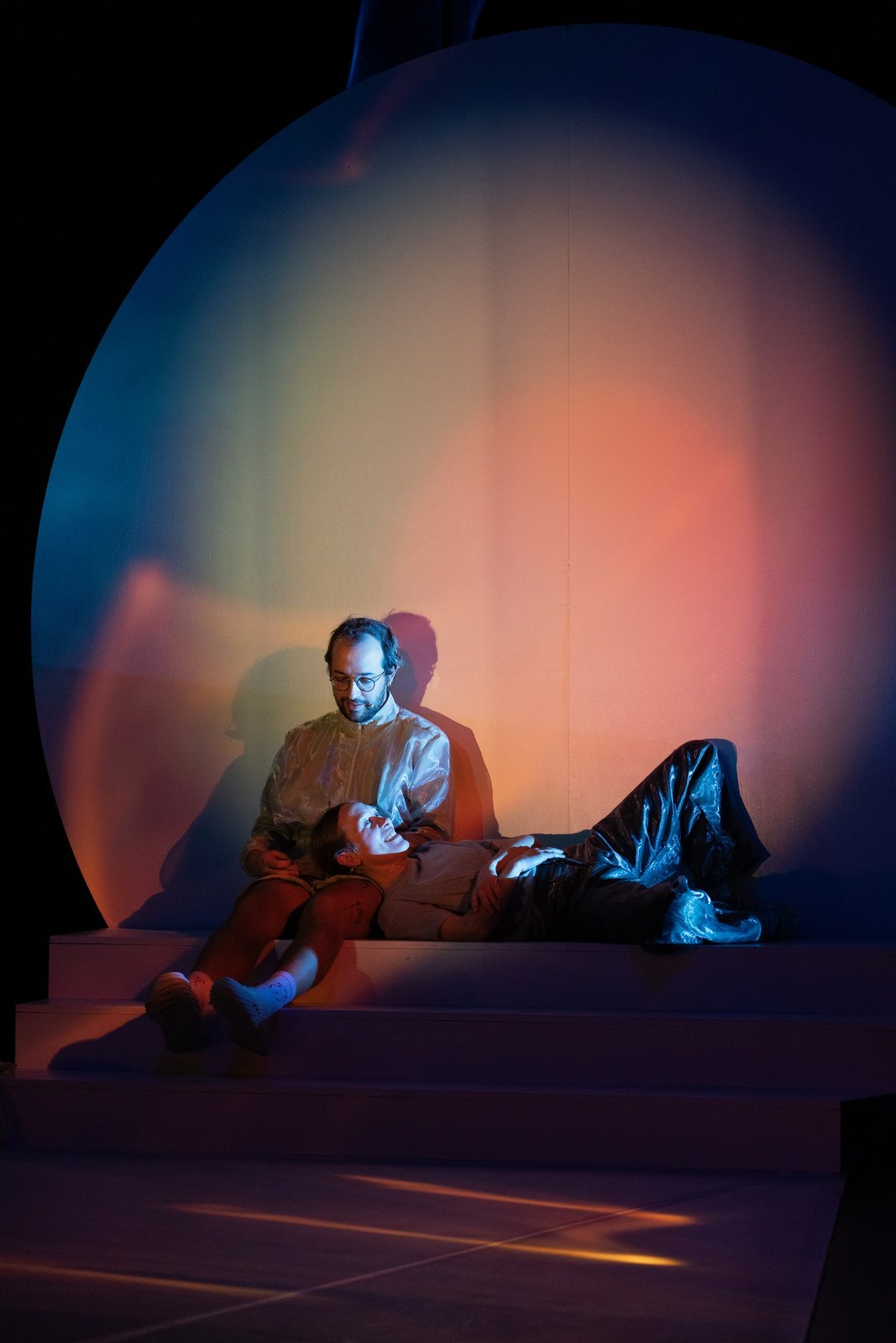 Les choses graves — scénographie et lumière : Florian Leduc. Mise en scène : Claire Dessimoz, 2025. Photo 2 sur 9.