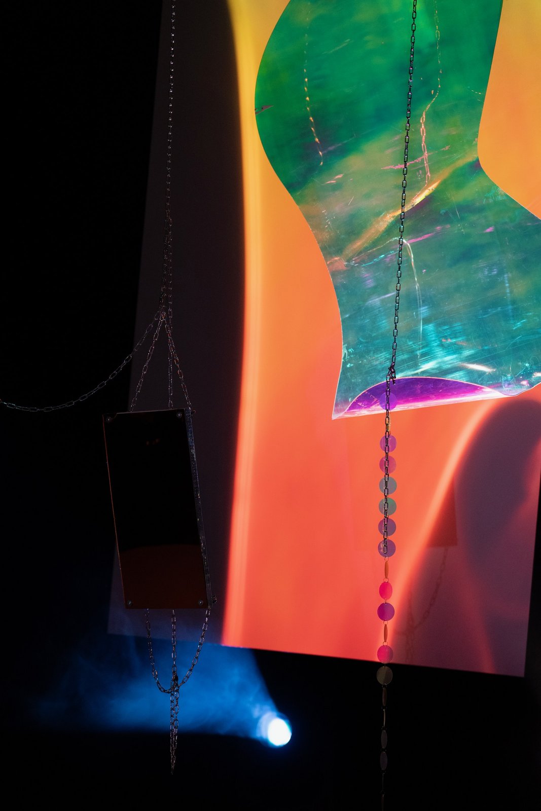 Les choses graves — scénographie et lumière : Florian Leduc. Mise en scène : Claire Dessimoz, 2025. Photo 4 sur 9.