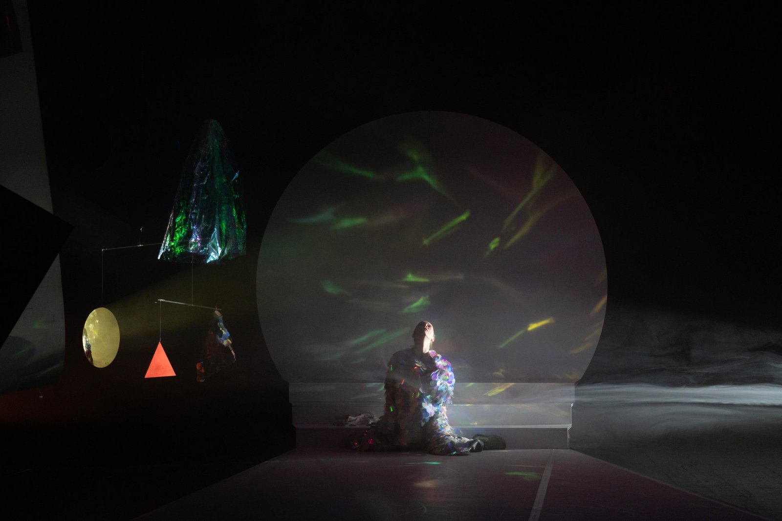 Les choses graves — scénographie et lumière : Florian Leduc. Mise en scène : Claire Dessimoz, 2025. Photo 5 sur 9.
