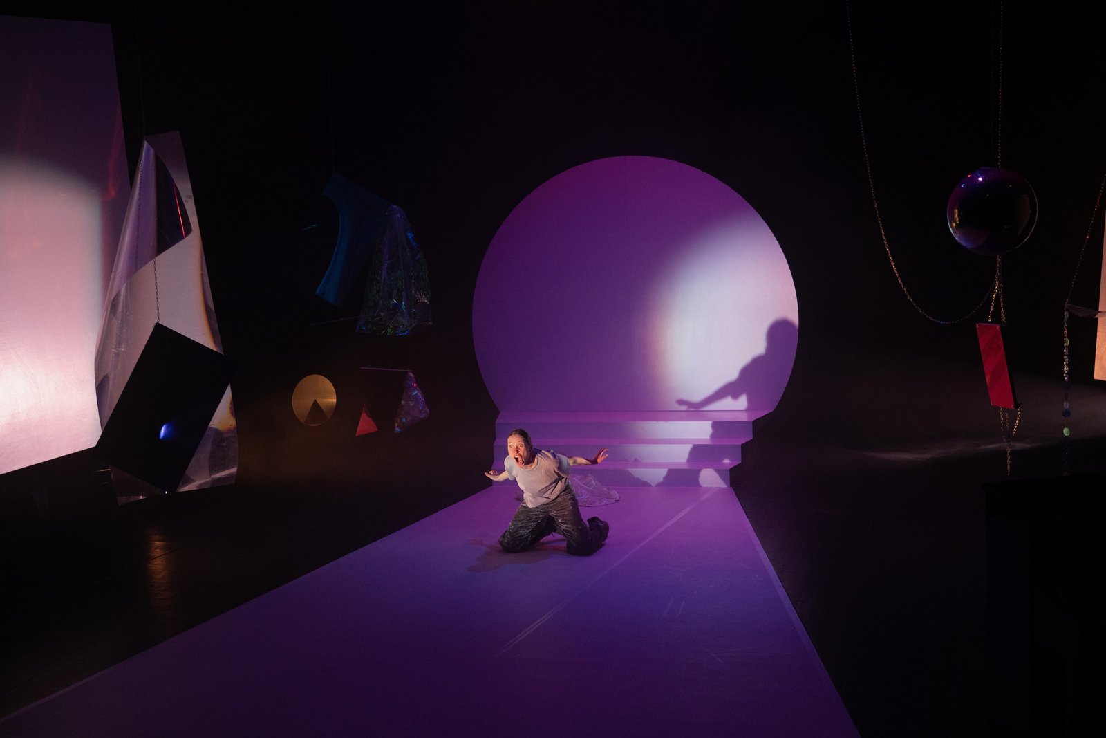 Les choses graves — scénographie et lumière : Florian Leduc. Mise en scène : Claire Dessimoz, 2025. Photo 7 sur 9.