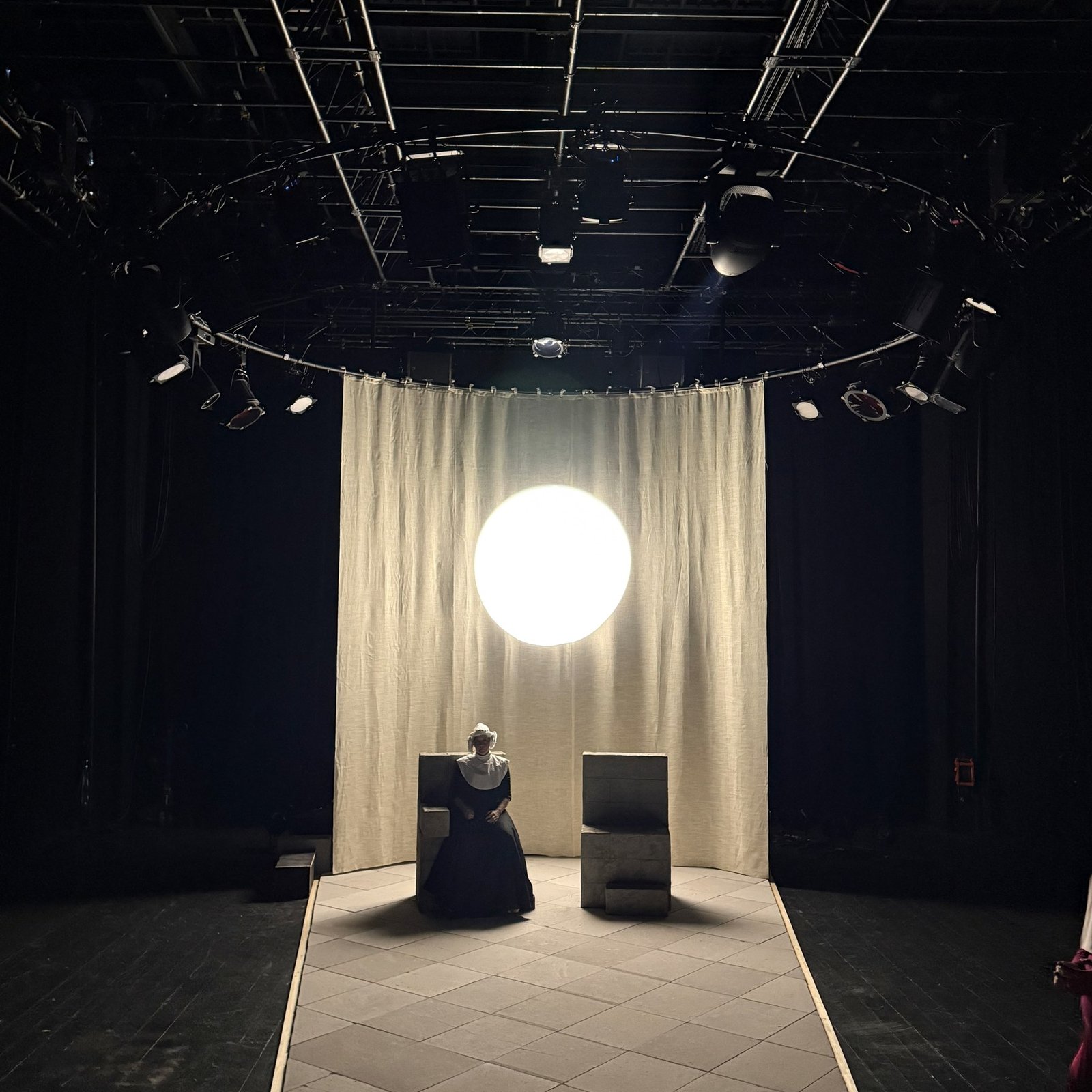 Les Vouèces — scénographie et lumière : Florian Leduc. Mise en scène : Louis Bonard, 2026. Photo 2 sur 12.