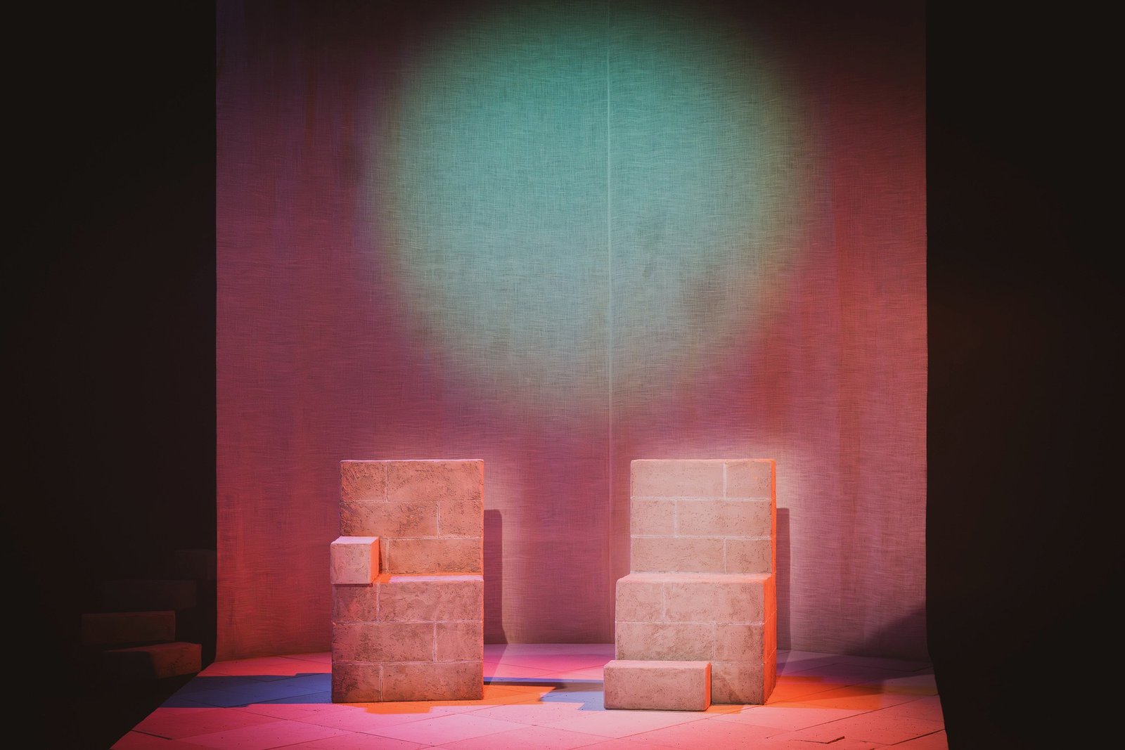 Les Vouèces — scénographie et lumière : Florian Leduc. Mise en scène : Louis Bonard, 2026. Photo 10 sur 12.