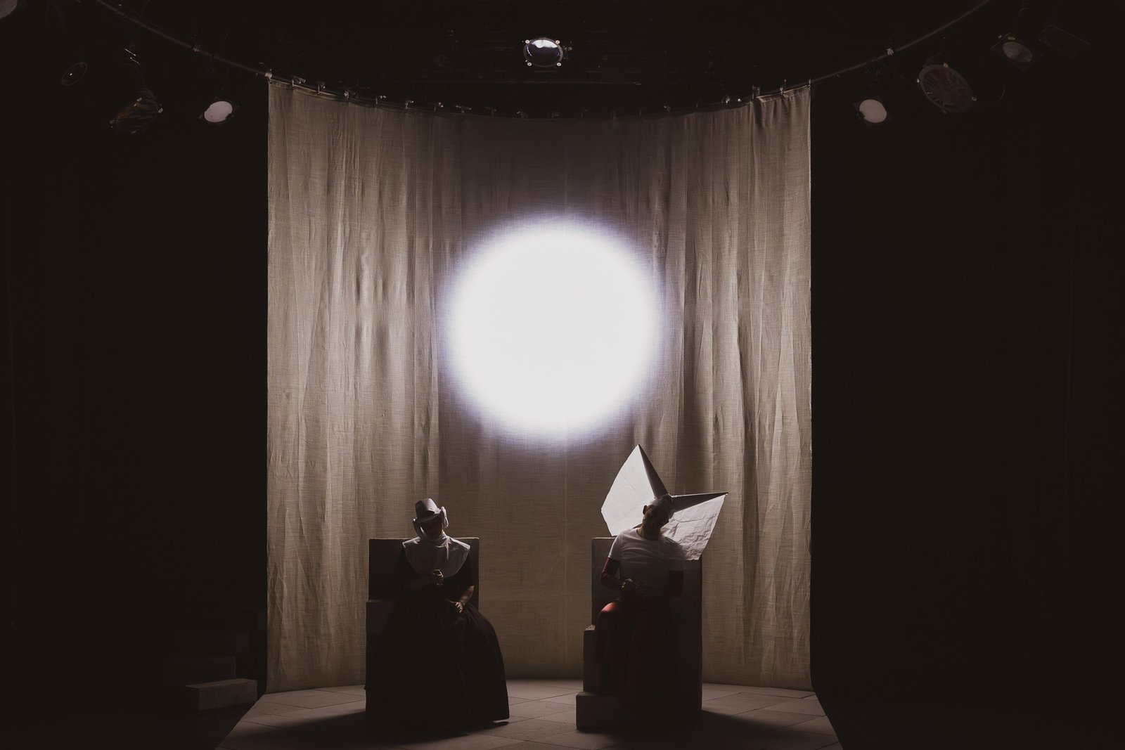 Les Vouèces — scénographie et lumière : Florian Leduc. Mise en scène : Louis Bonard, 2026. Photo 1 sur 12.