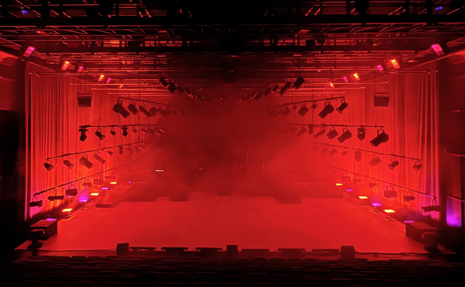 Nexus — scénographie et lumière : Florian Leduc. Mise en scène : Joris Lacoste, 2025. Photo 1 sur 5.