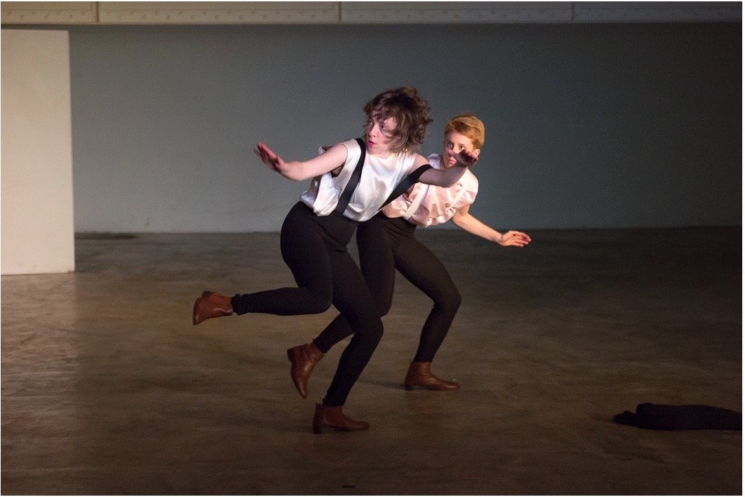 Postérieurs — lumière : Florian Leduc. Mise en scène : Pauline Simon, 2016. Photo 2 sur 3.
